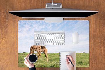 MuchoWow Gaming Mauspad Zwei Giraffen in den Savannen des Serengeti-Nationalparks in Afrika (1-St), Büro für Tastatur und Maus, Mousepad Gaming, 90x60 cm, XXL, Großes