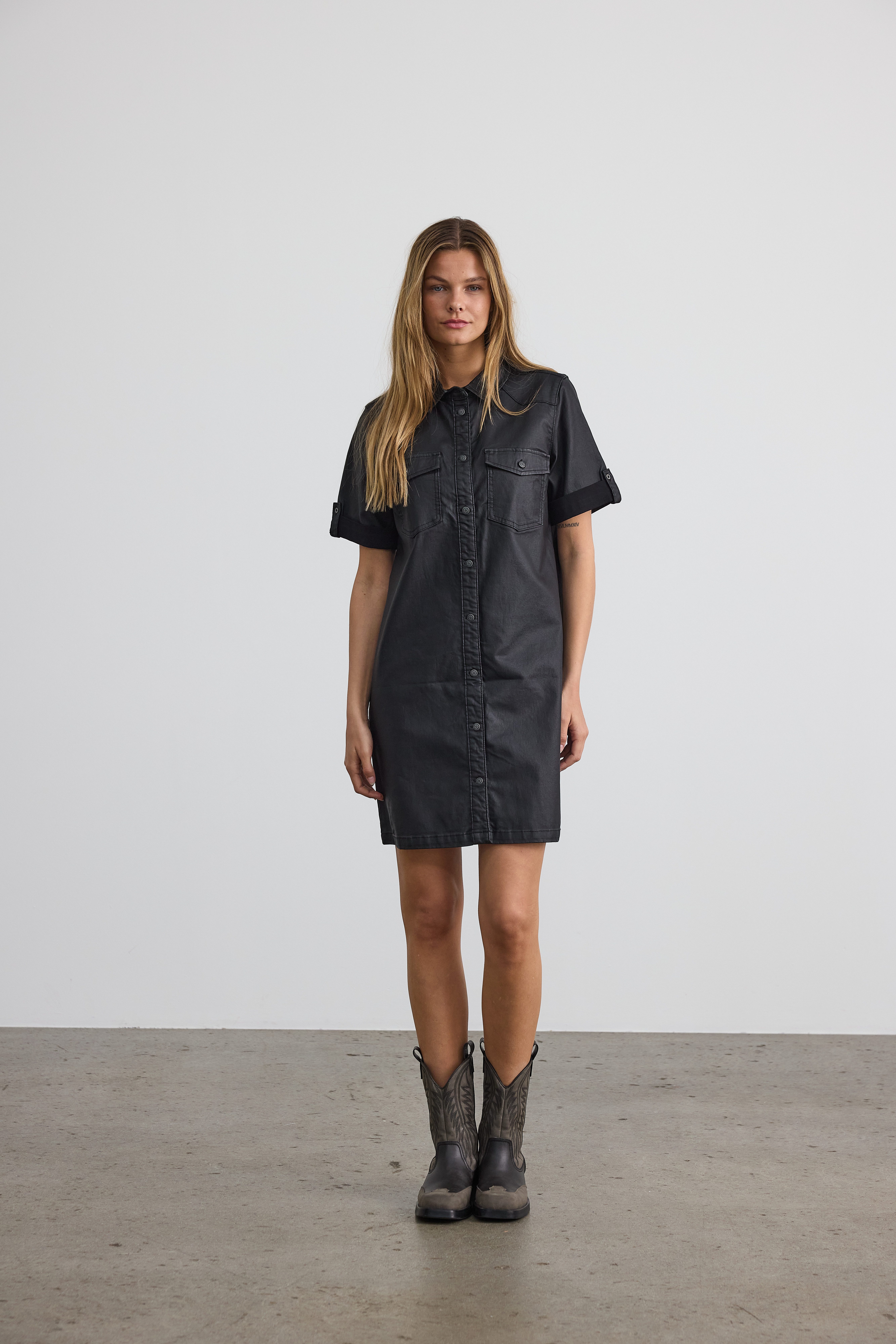 Noisy may Jeanskleid NMNEW SIGNE S/S COATED DENIM DRESS NOOS im Leder-Look