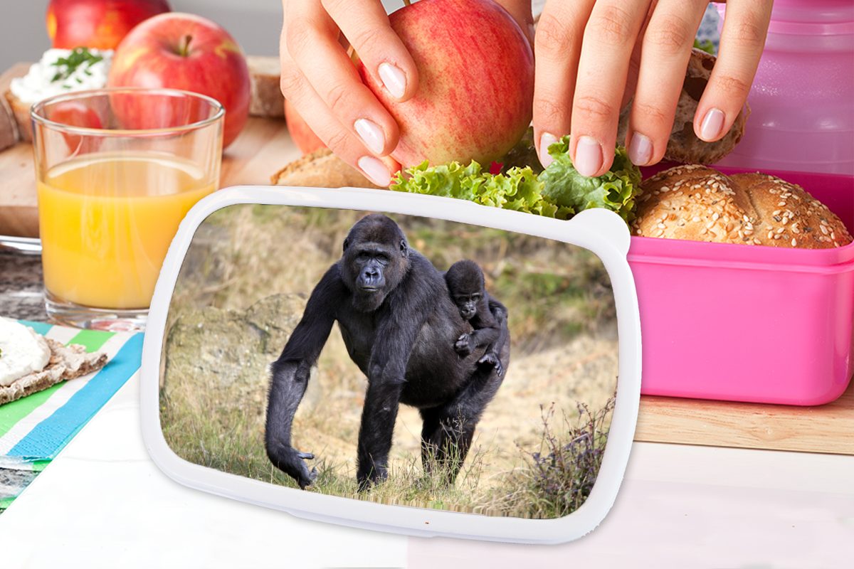 MuchoWow Lunchbox Bild eines mit Kunststoff, Brotbox rosa Gorillas Rücken, Brotdose Kinder, Kunststoff auf seinem für (2-tlg), Mädchen, Snackbox, Jungtier Erwachsene, einem