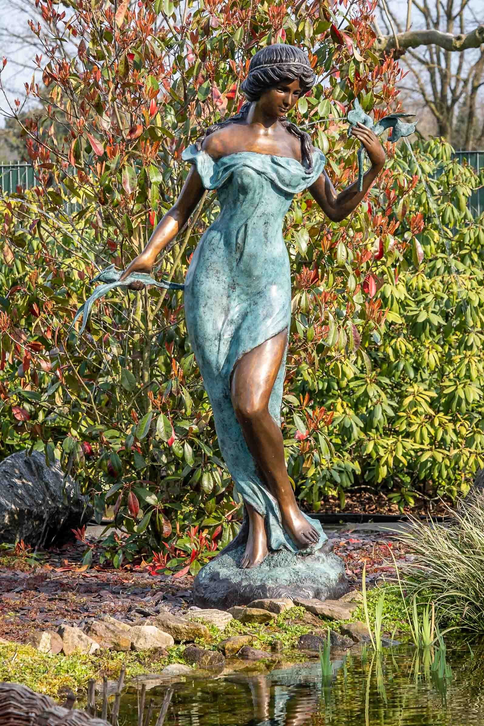 Bronze-Skulptur Brunnen, IDYL IDYL Bronze Gartenfigur mit Blumen Frau