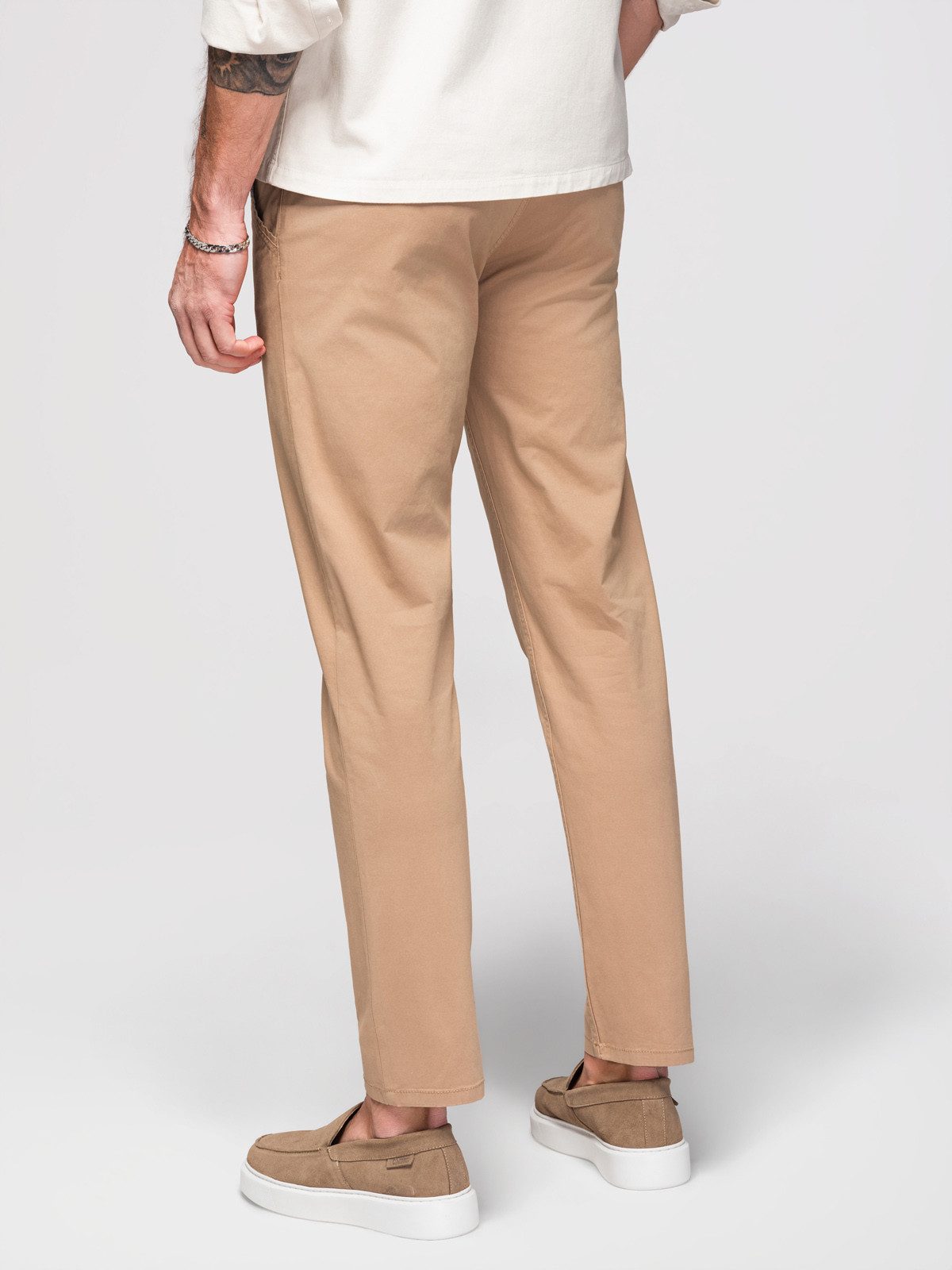 OMBRE Chinohose Chinohose mit Gürtelähnliche dekorative Paspel.