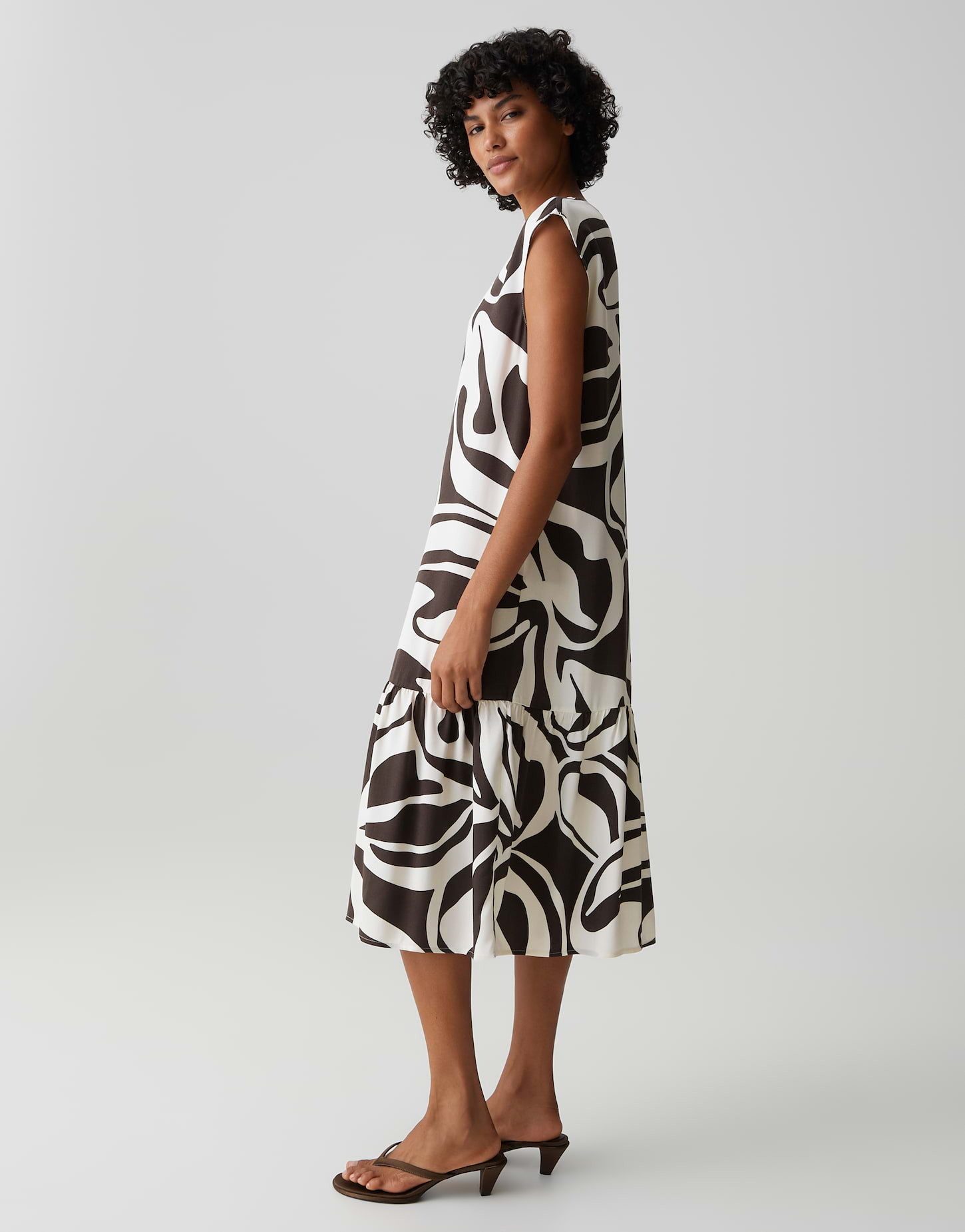 OPUS Midikleid Wicyla lush Das Volantdetail bringt Bewegung in die Silhouette – Bild 5 von 5