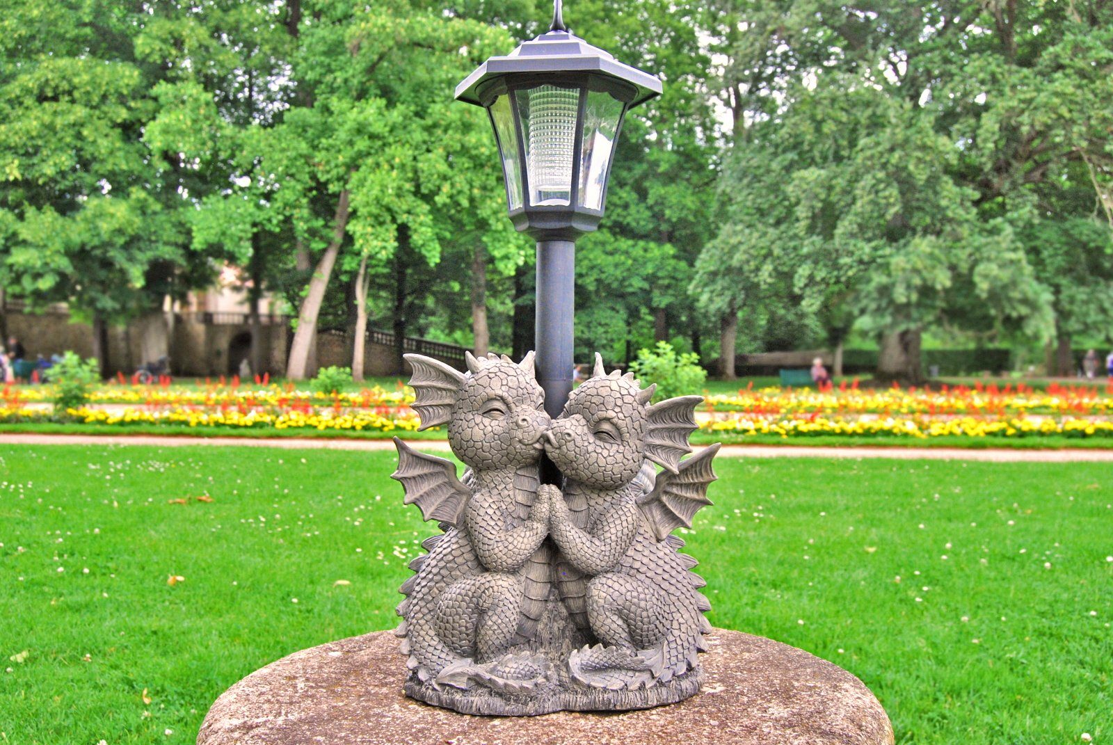 MystiCalls Gartenfigur Gartendrache - Modell Liebespaar mit Solar-Laterne günstig online kaufen