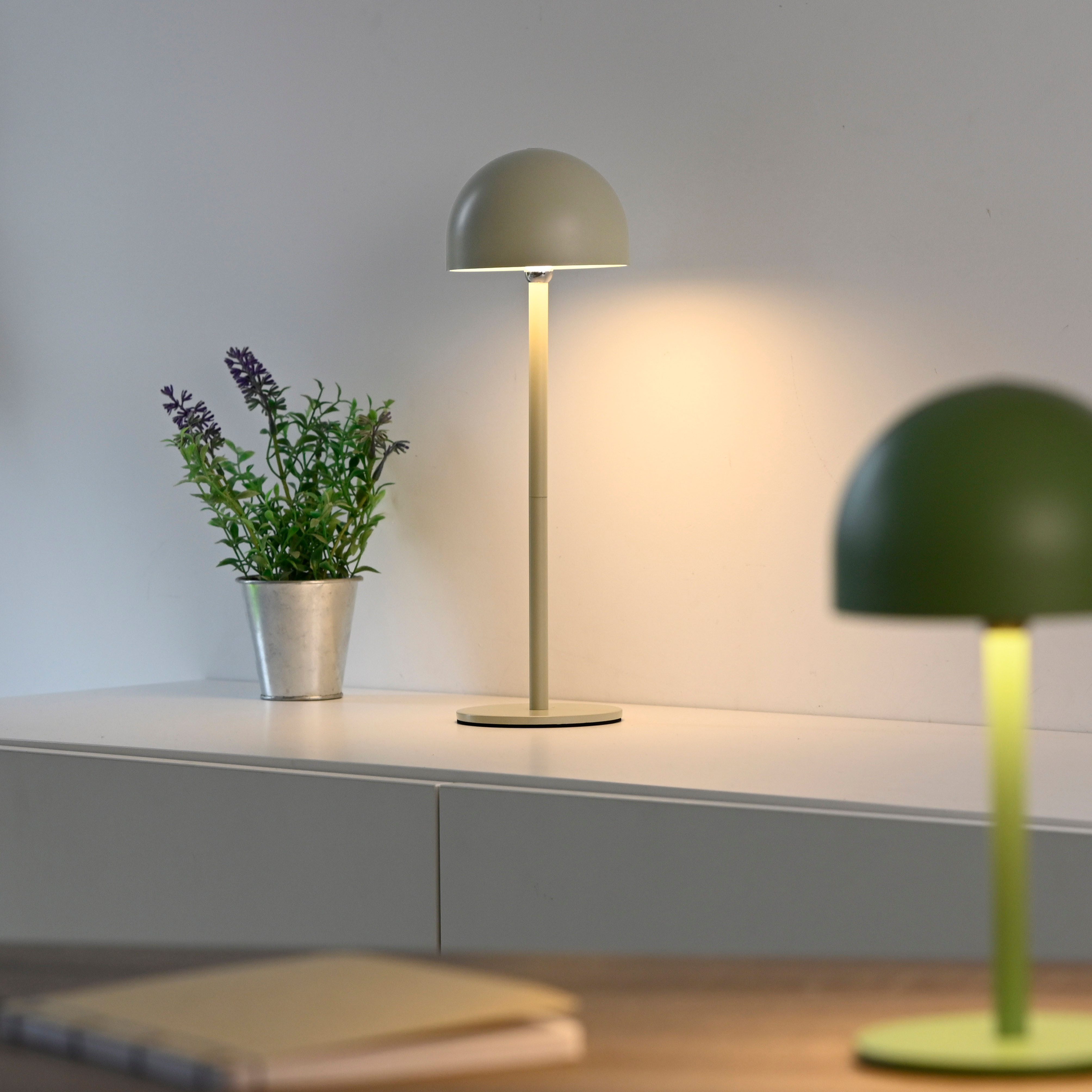 OTTO home Tischleuchte Akku Tischlampe Gerrin Indoor Outdoor, magnetischer Flaschenaufsatz, Dimmfunktion, Memoryfunktion, LED fest integriert, Warmweiß, Pilzlampe Flaschenaufsatz, Regulierung der Lichtstärke, Pilz, Lampe