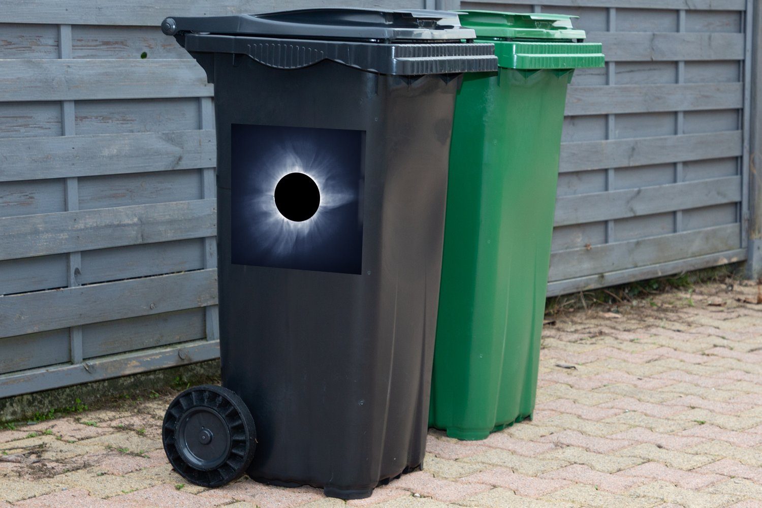 (1 Blaue Mülltonne, Wandsticker Mülleimer-aufkleber, bei Schirme MuchoWow der Abfalbehälter Container, St), Sticker, Sonnenfinsternis