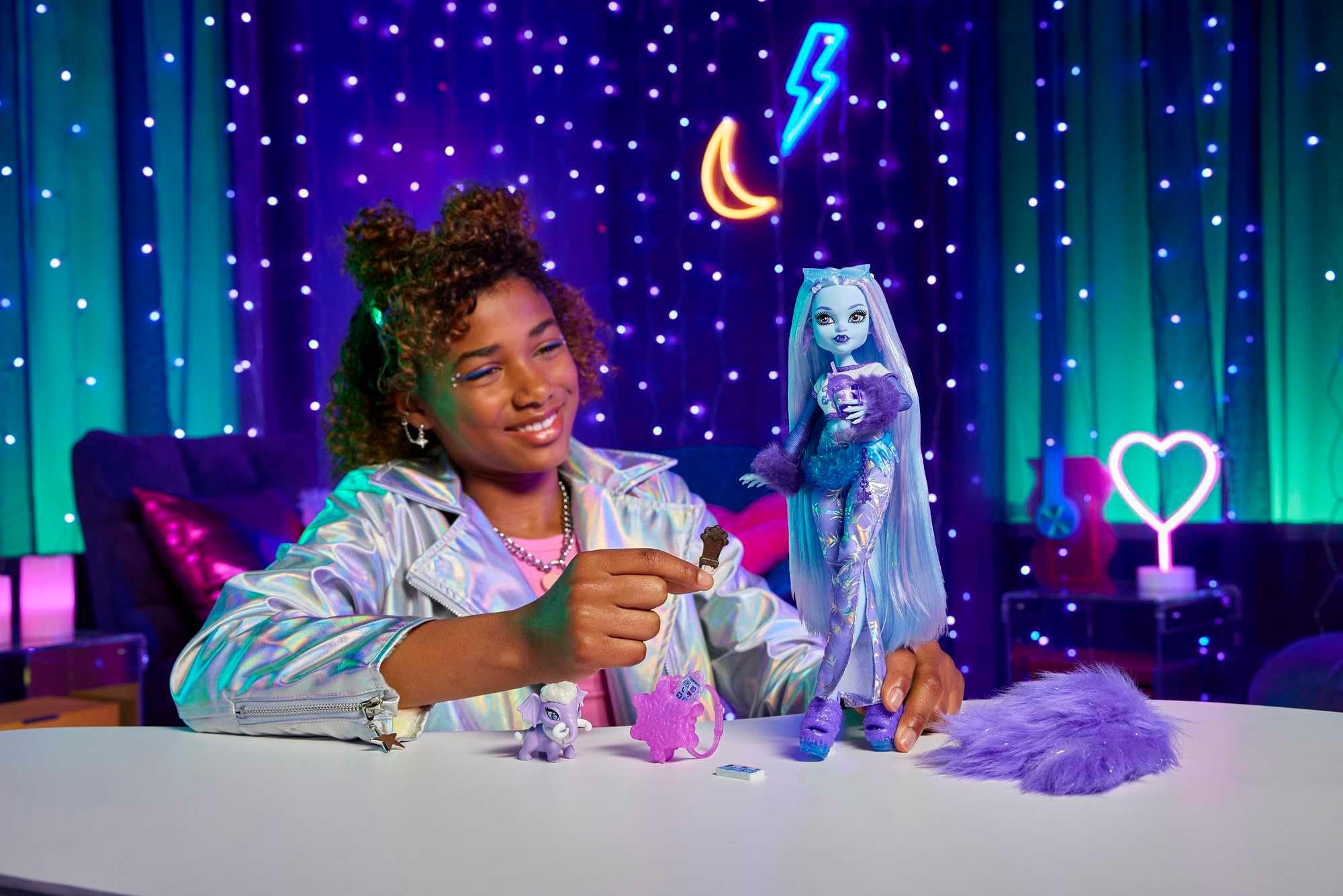 Mattel® Anziehpuppe Monster High Abbey Bominable Puppe, Yeti-Tochter Abbey Bominable mit pastellfarbenem Schimmerhaar, Fellbes – Bild 2 von 5
