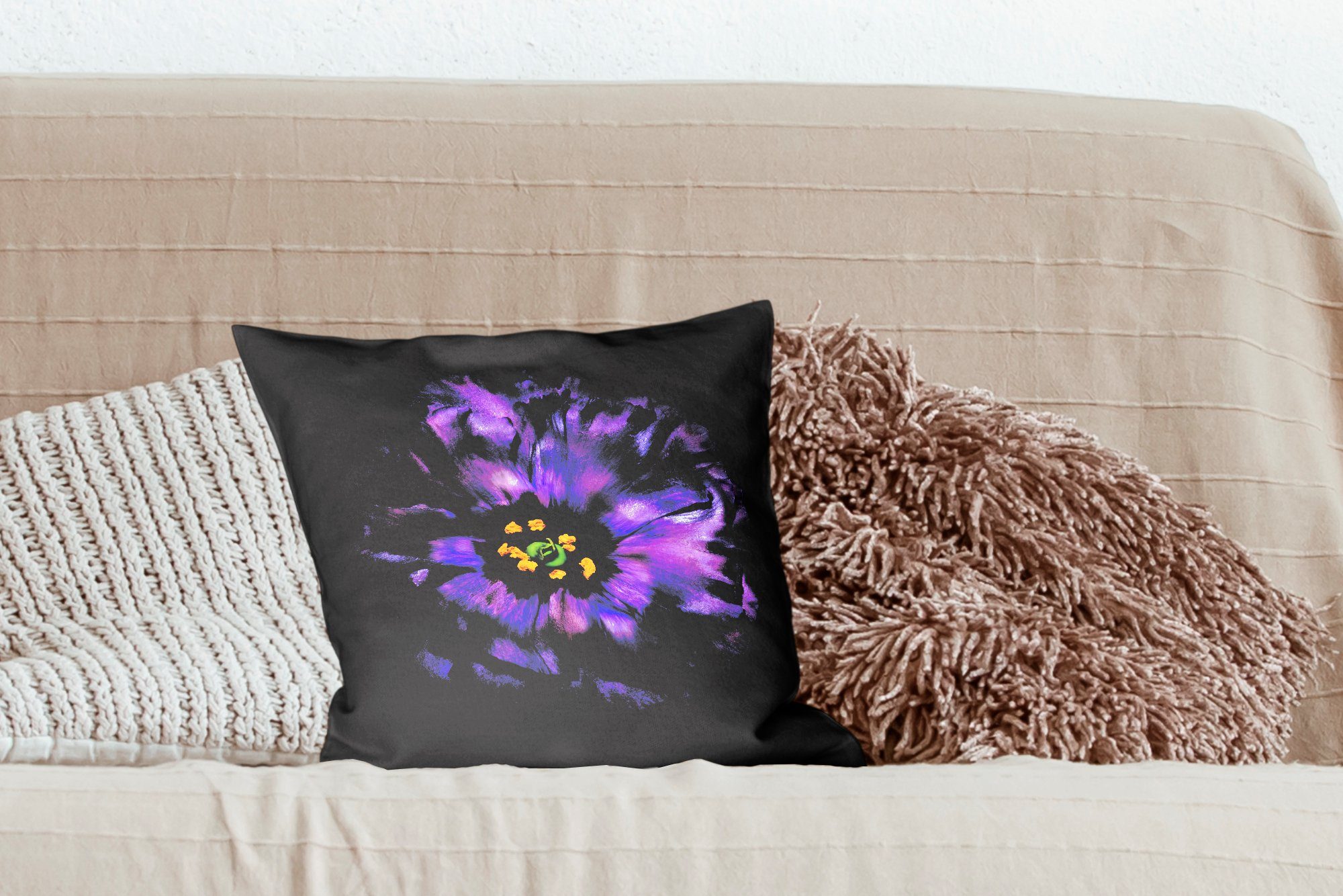 Dekokissen Füllung Eine vor für abgebildet, MuchoWow violette Wohzimmer, mit Blume Schlafzimmer, Deko, schwarzem Hintergrund Sofakissen Zierkissen