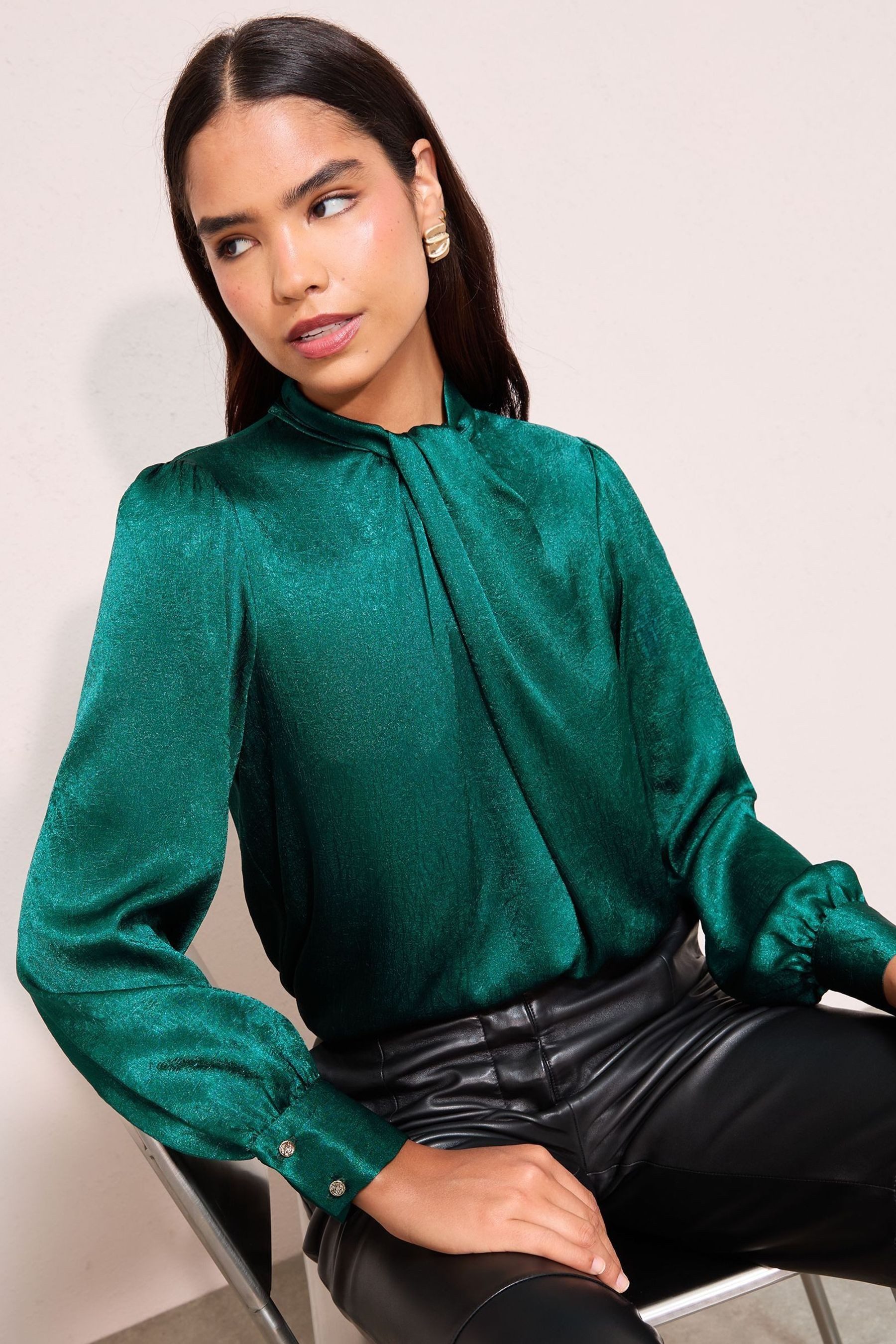 Friends Like These Langarmbluse Friends Like These Satin-Bluse mit Twist-Detail (1-tlg) – Bild 3 von 5
