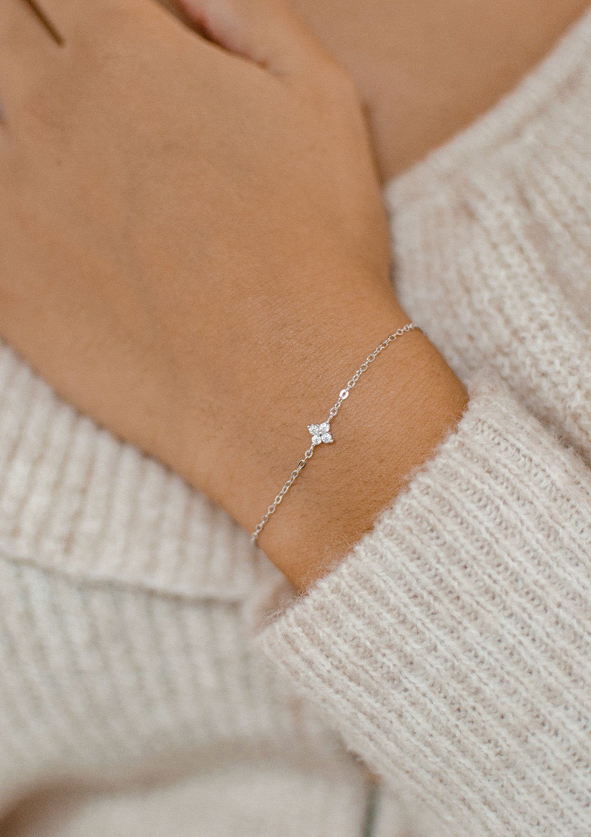 Hey Happiness Ohrring und Ketten Set mit Armband, Kristall Blumen, aus 925 Silber, Damen 4er Set Silber Halskette, kleine Ohrstecker, Zirkonia Armkette