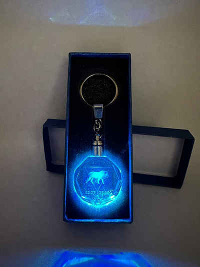 Stelby Schlüsselanhänger mit Gravur Löwe Sternzeichen Schlüsselanhänger LED Multicolor mit Geschenkbox