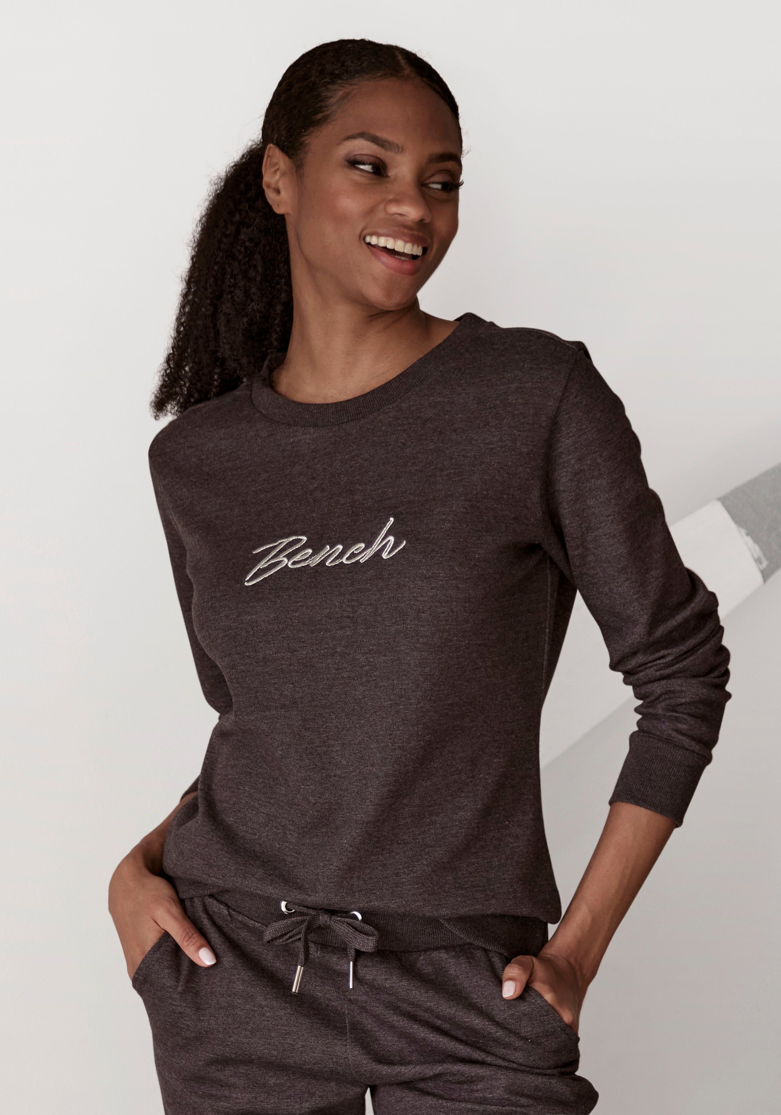Bench. Loungewear Sweatshirt -Loungeshirt mit glänzender Logostickerei, Loungewear, Loungeanzug anthrazit meliert