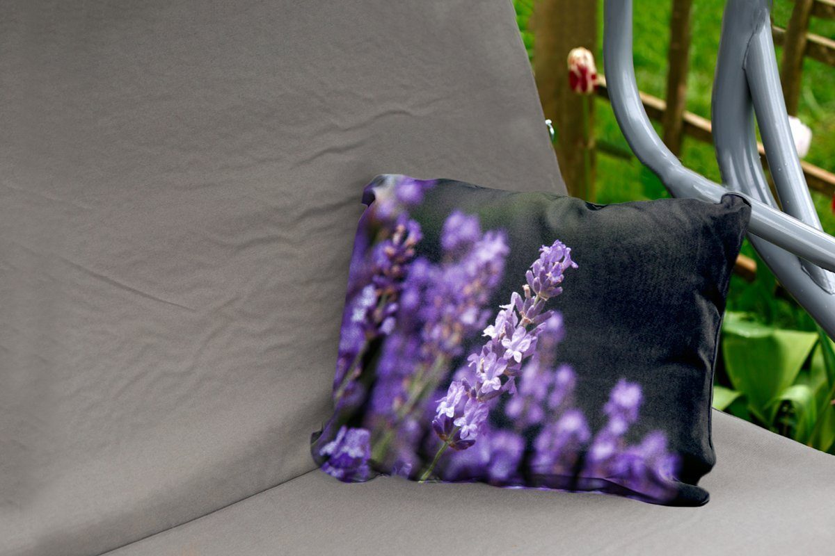 Outdoor-Dekorationskissen, Hintergrund, MuchoWow Kissenhülle Dekokissenbezug, Nahaufnahme auf von schwarzem lila Lavendel Dekokissen Polyester,