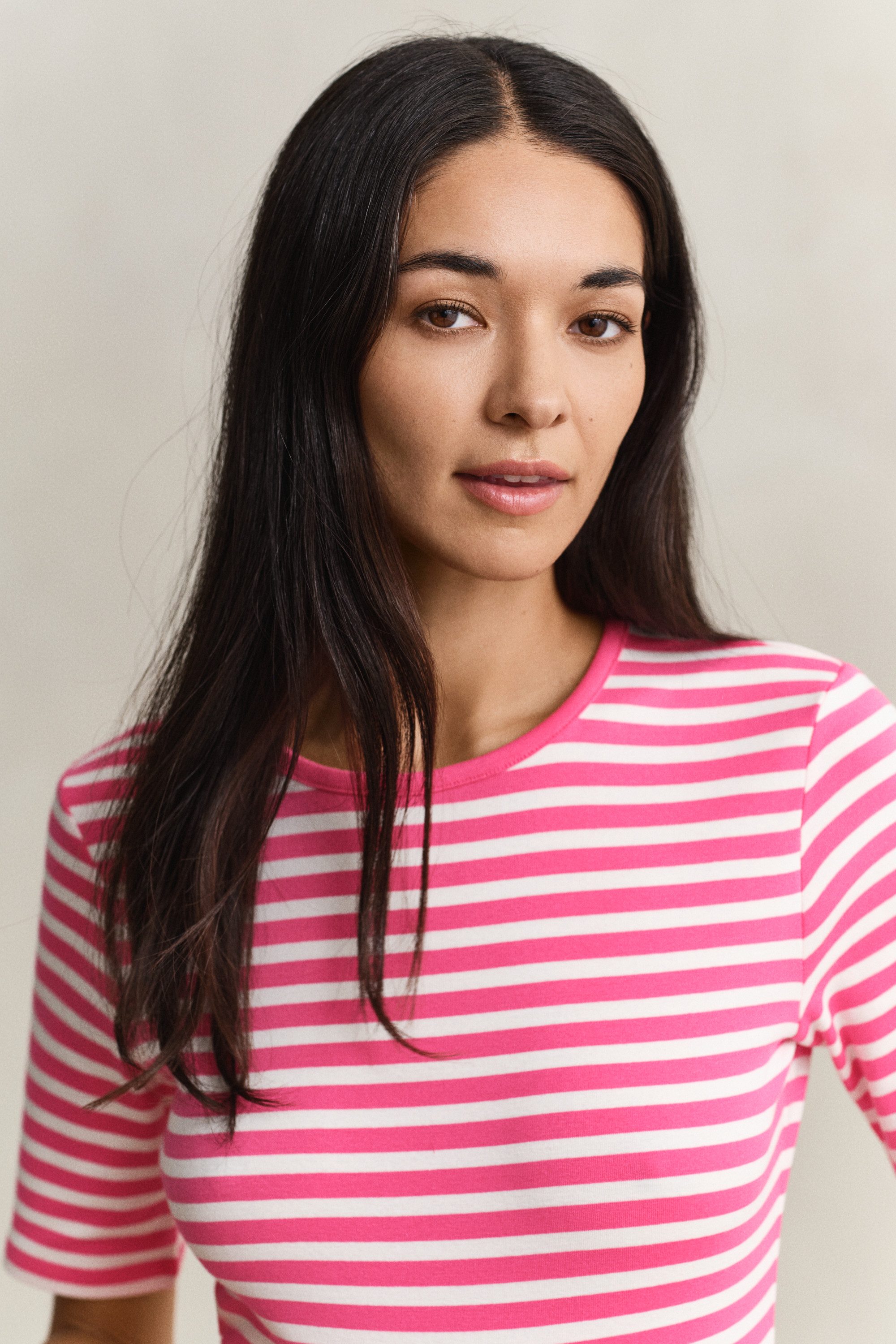 Gant T-Shirt SLIM STRIPED 1X1 RIBBED KA T-SHIRT mit dezentem Logoschriftzug am Ärmelabschluss