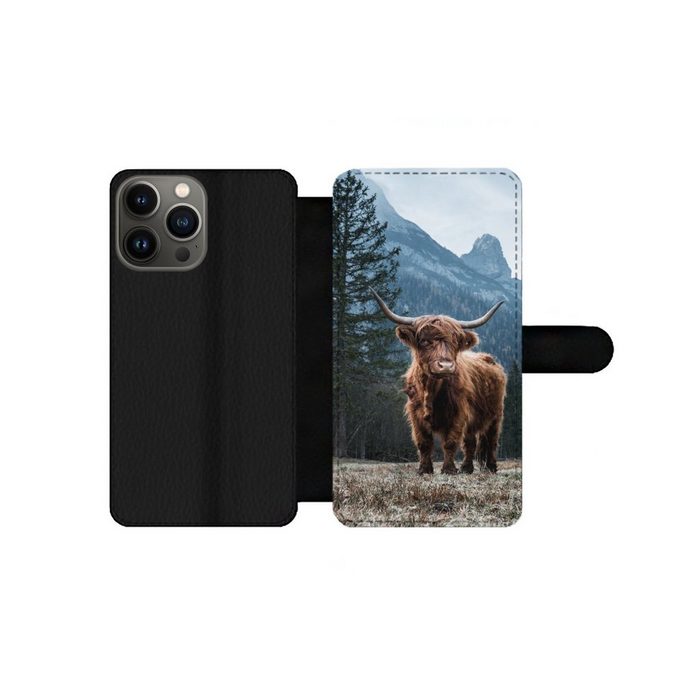 MuchoWow Handyhülle Schottische Highlander - Berg - Landschaft - Bäume - Kuh - Natur Handyhülle Telefonhülle Apple iPhone 13 Pro Max