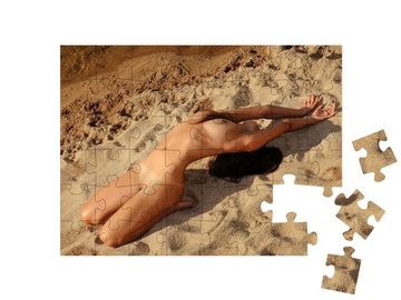 puzzleYOU Puzzle Erotische Fotografie: Nackte Frau am Sandstrand, 48 Puzzleteile, puzzleYOU-Kollektionen Erotik
