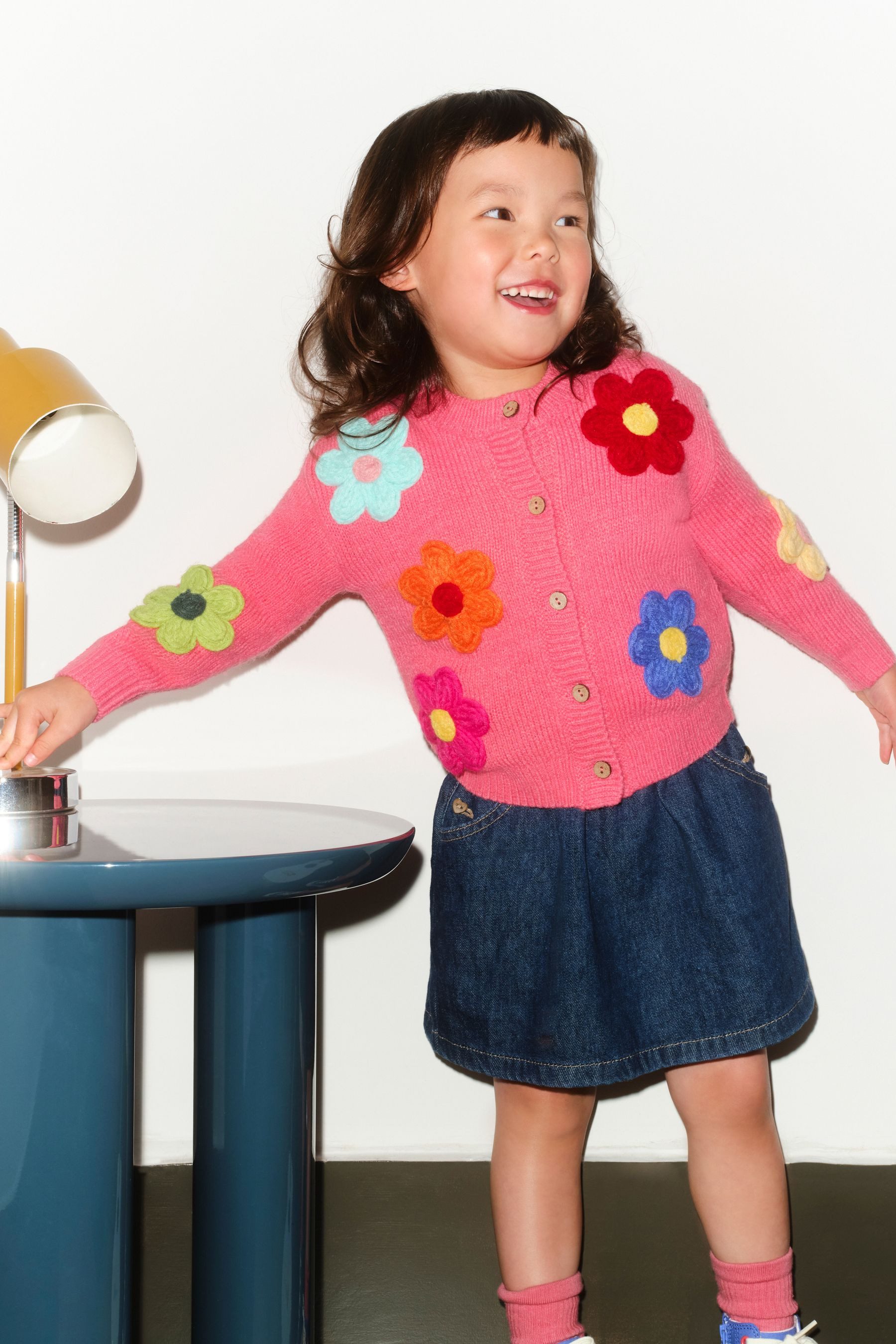 Next Strickjacke Strickjacke mit plastischem Blumenmotiv (1-tlg)