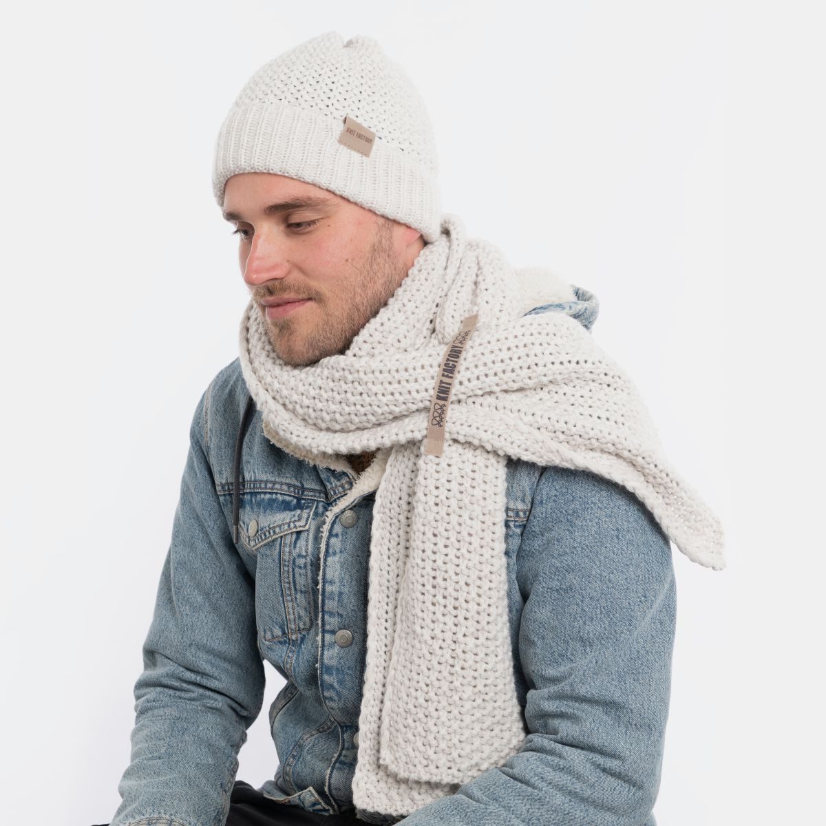 Knit Factory Strickschal Carry Schal Beige, (1-St), Schal Halstuch Dreiecksschal Tuch Strickmode
