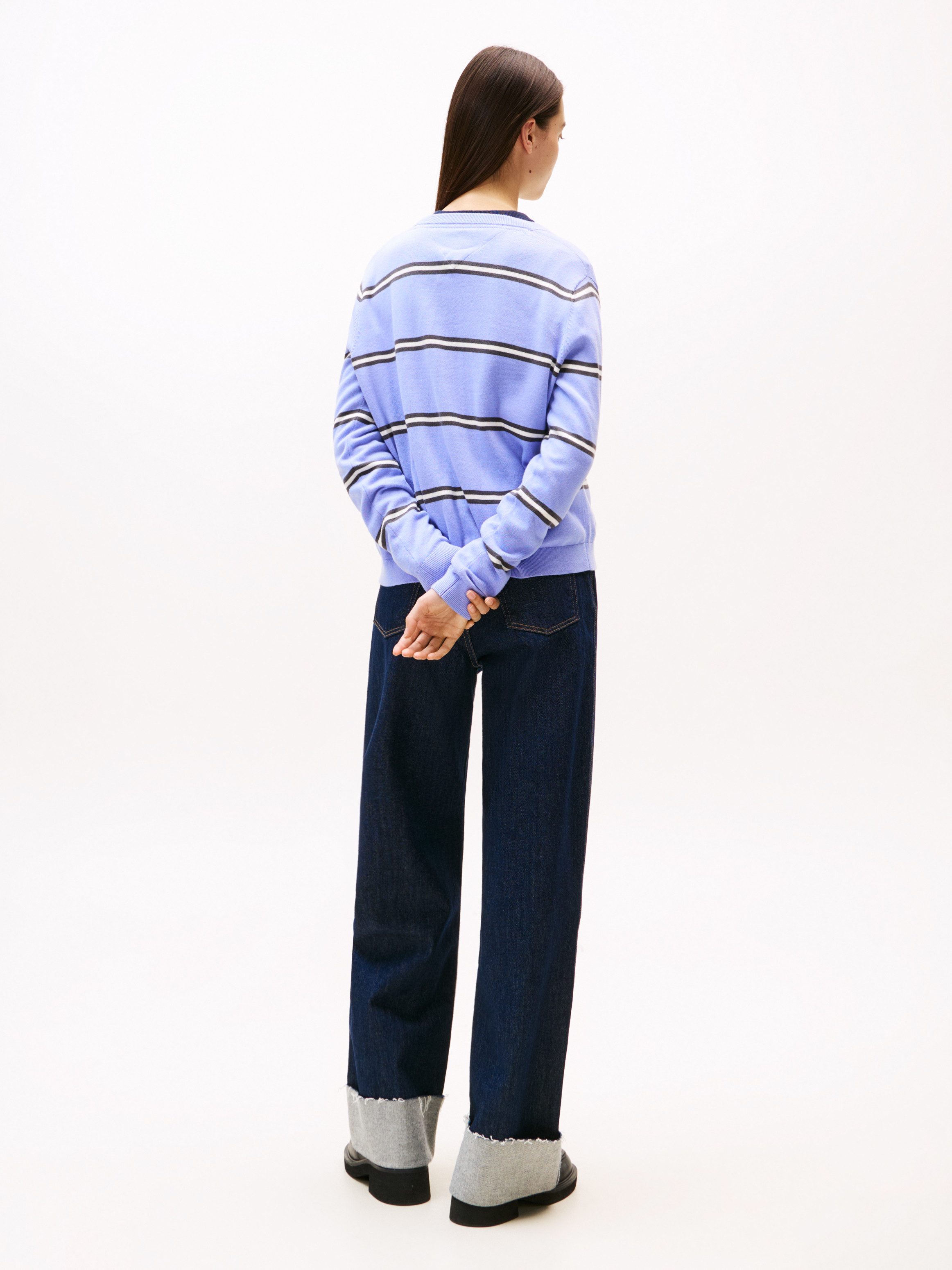 Tommy Jeans V-Ausschnitt-Pullover TJW ESSENTIAL VNECK SWEATER EXT mit Logostickerei