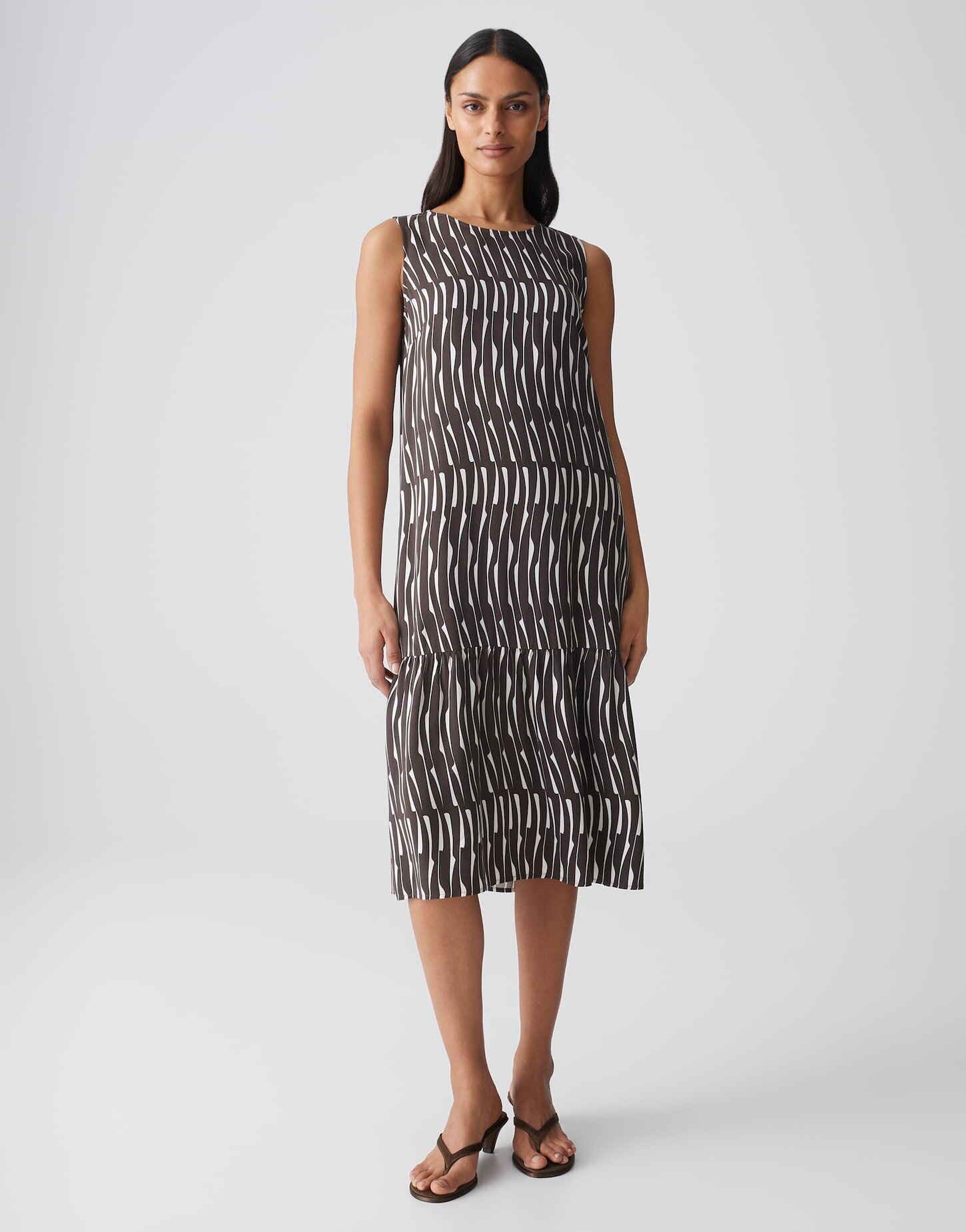 OPUS Trägerkleid Wicy bamboo aus Webware mit fließendem Fall Perlmuttknöpfe verleihen dem Look feine Eleganz