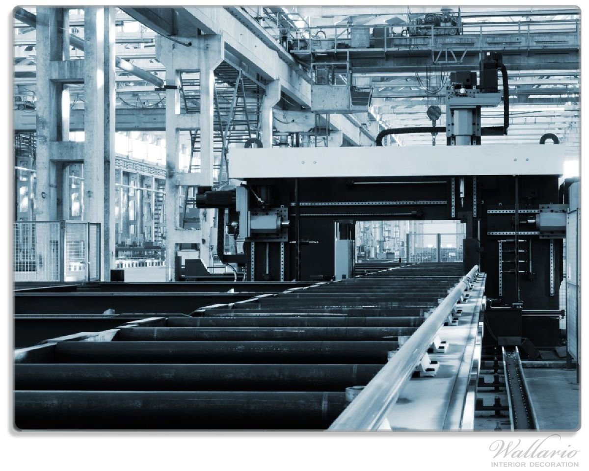 Wallario Schneidebrett Fließband in einer modernen Fabrik Halle mit Maschinen und Gitterdach, ESG-Sicherheitsglas, (inkl. rutschfester Gummifüße 4mm, 1-St), 30x40cm