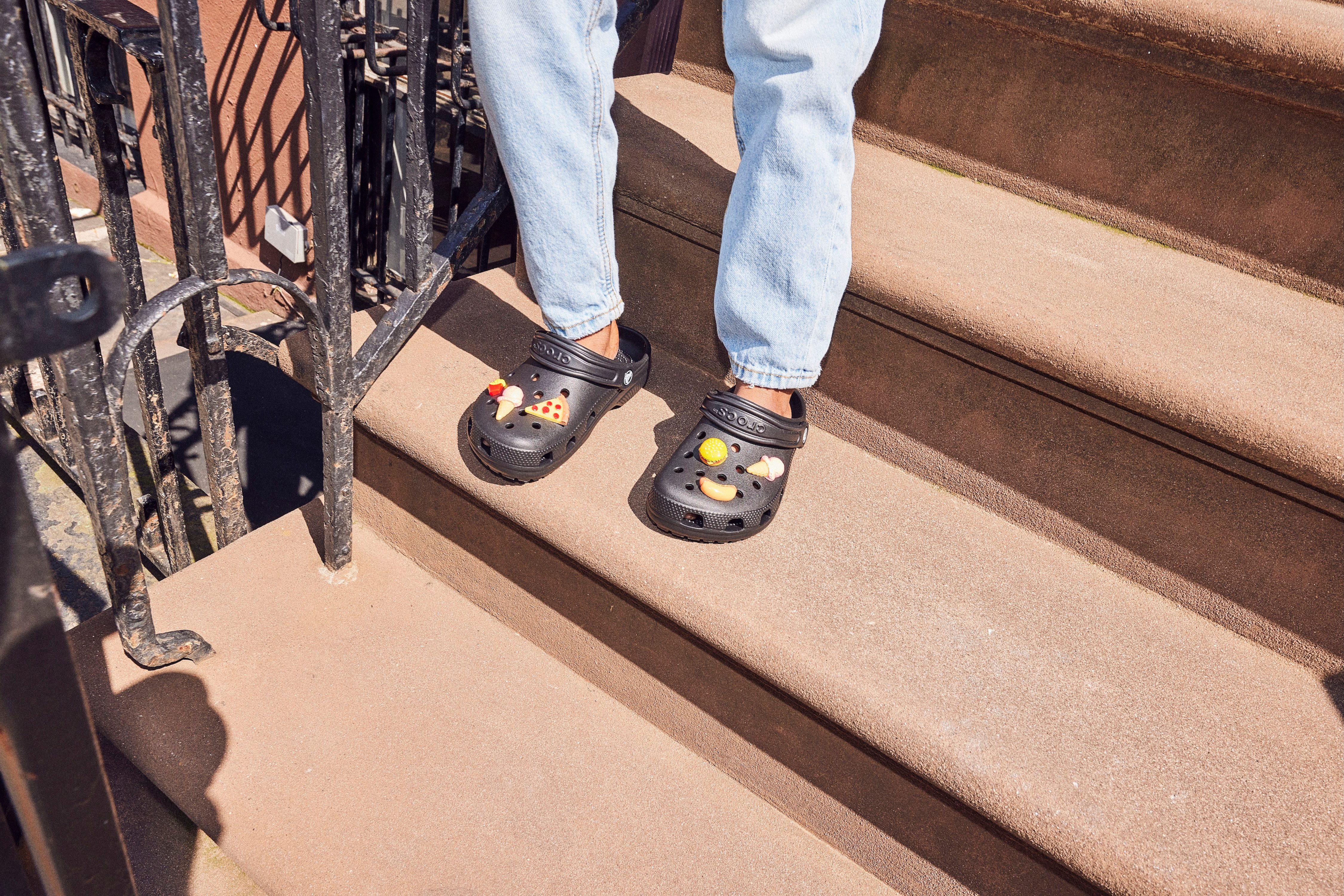 Crocs Classic K Clog Sommerschuh, Hausschuh, Badeschuh mit schwenkbarem Fersenriemchen