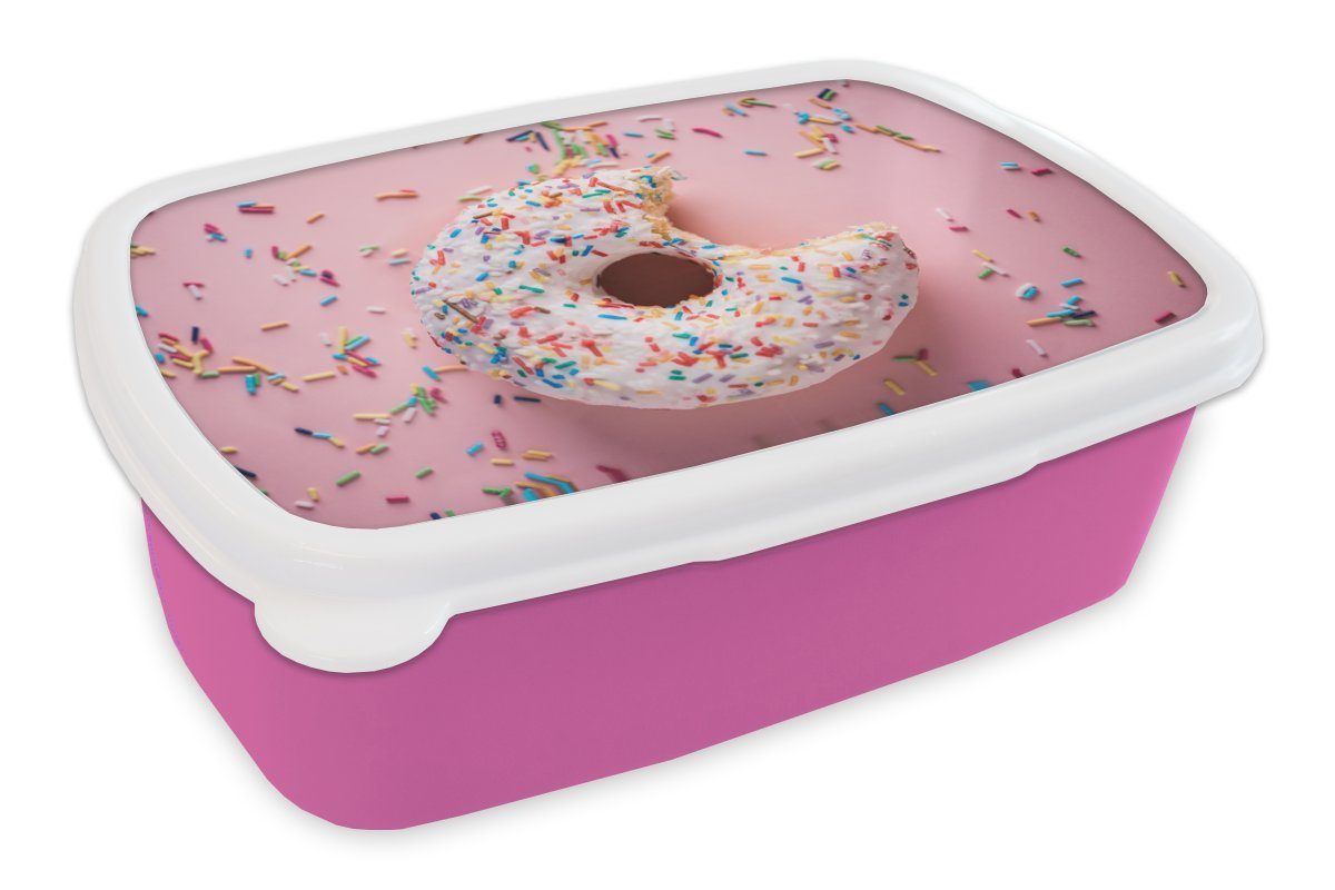 MuchoWow Lunchbox Nahaufnahme eines weißen Donuts mit farbigem Hagel, Kunststoff, (2-tlg), Brotbox für Erwachsene, Brotdose Kinder, Snackbox, Mädchen, Kunststoff rosa