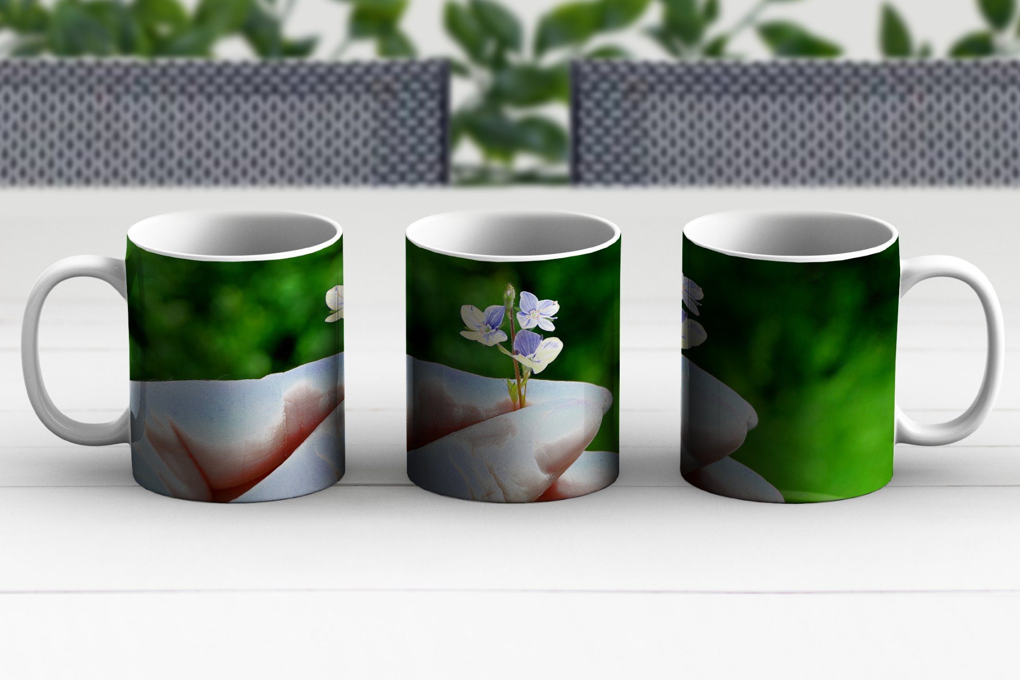 MuchoWow Tasse Vergissmeinnicht Teetasse, Teetasse, Frau, der Keramik, einer Geschenk Kaffeetassen, Hand in Becher