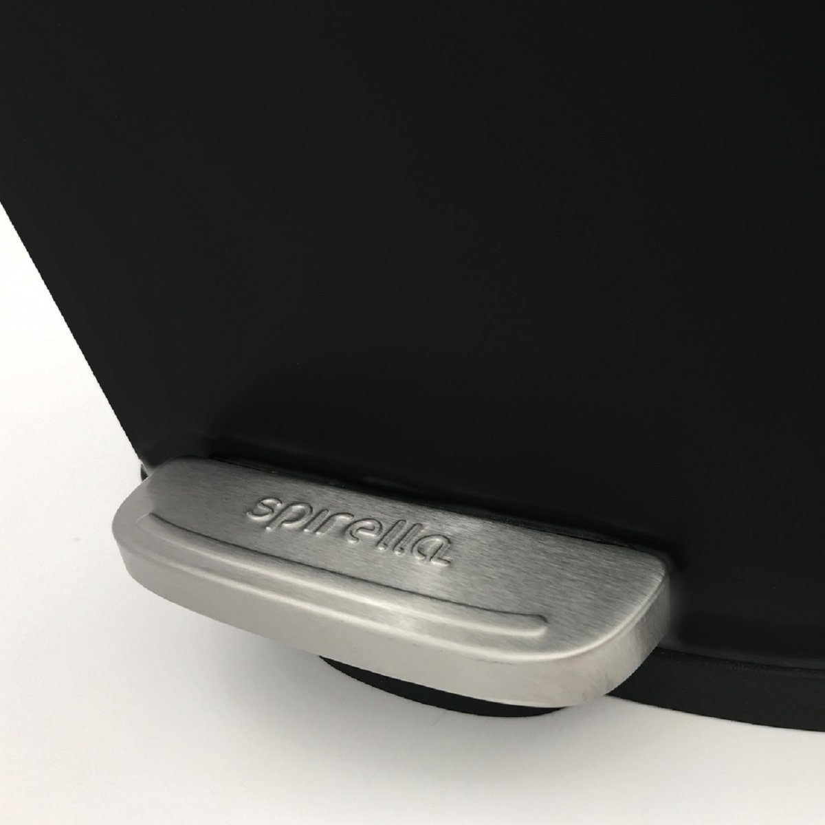 Mülleimer AKIRA, Abfall Treteimer L, Softclose Absenkautomatik, herausnehmbarer Innenbehälter, Anti-Fingerprint Oberfläche, Stahl matt-satiniert, für Küche, Büro, Hauswirtschaftsraum, 12 L, schwarz