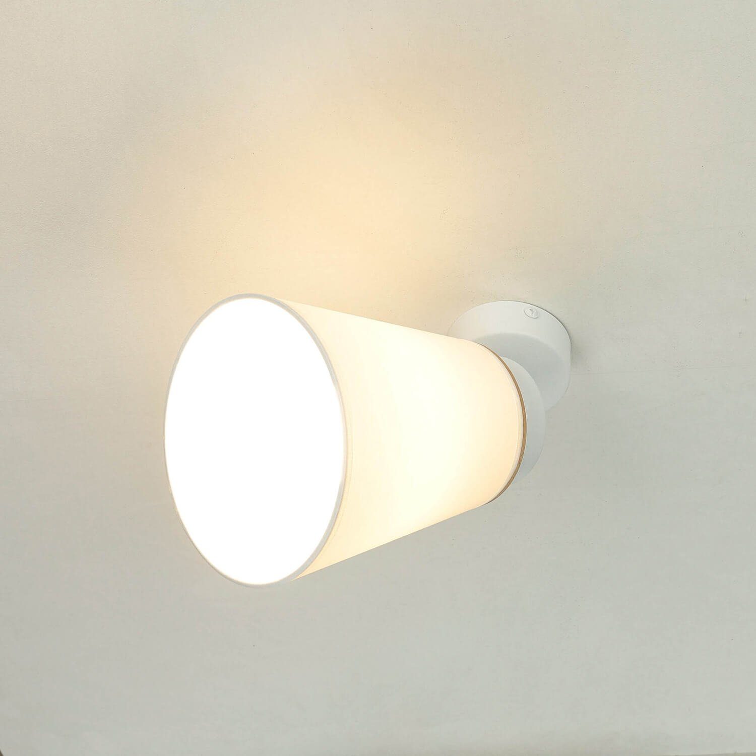 Licht-Erlebnisse Wandstrahler Lampe Spot ohne verstellbar Stoffschirm Schlafzimmer Leuchtmittel, Lampe Wohnzimmer Weiß KIMMIE