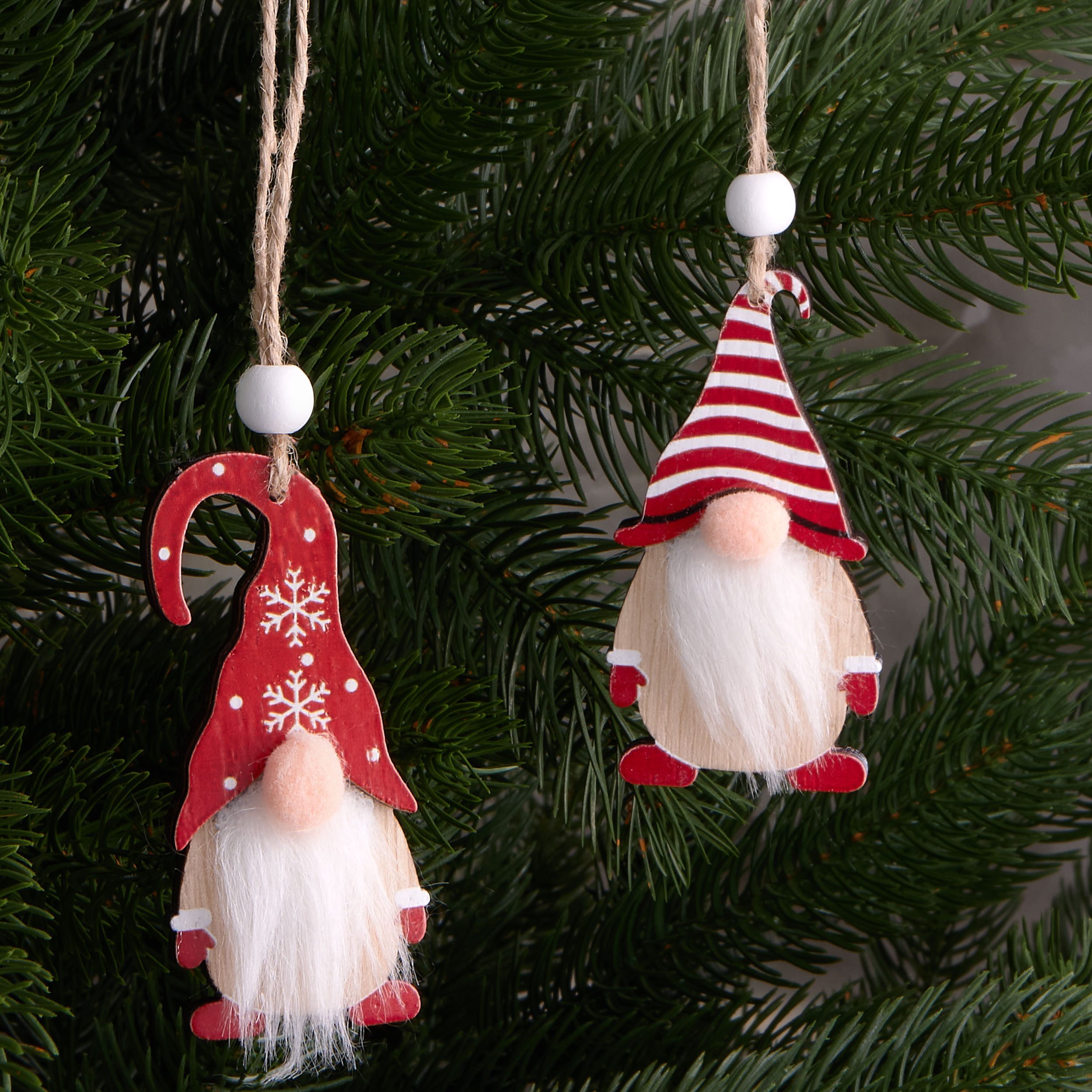 BRUBAKER Christbaumschmuck 12x Weihnachtsanhänger Wichtel - 8 cm Baumschmuck aus Holz - Gnom (12-tlg), Zwerge mit Bart und großer Nase - Holzanhänger Weihnachtsbaumschmuck