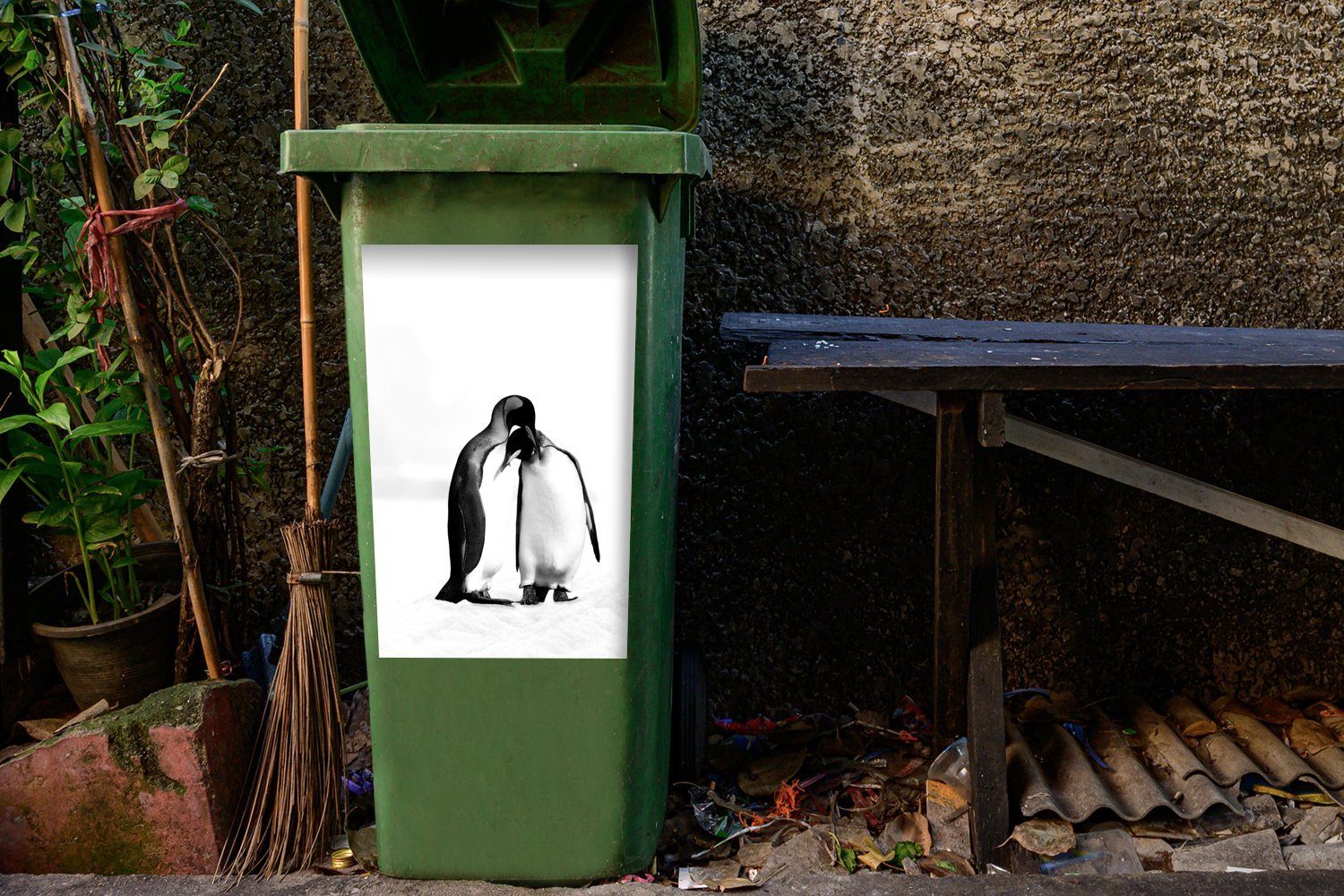 Zwei MuchoWow Container, knuddelige Sticker, Mülltonne, Abfalbehälter Mülleimer-aufkleber, weiß Pinguine - und Wandsticker schwarz (1 St),