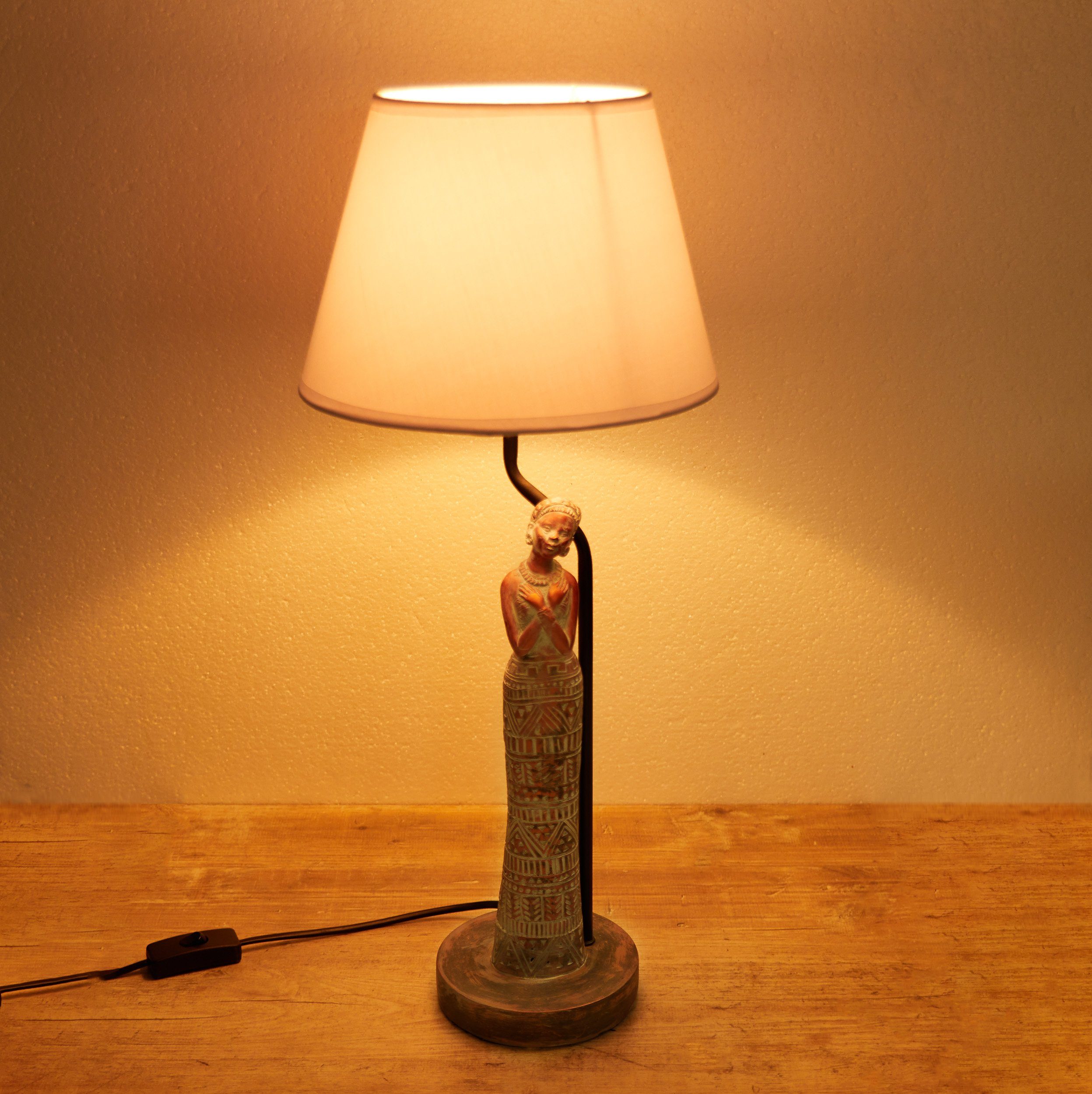 mit Höhe Lampe 58 Frau Leuchtmittel, Tischleuchte in Motiv cm Nachttischlampe ohne Kupfer-Optik, BRUBAKER Keramikfuß, Afrikanische