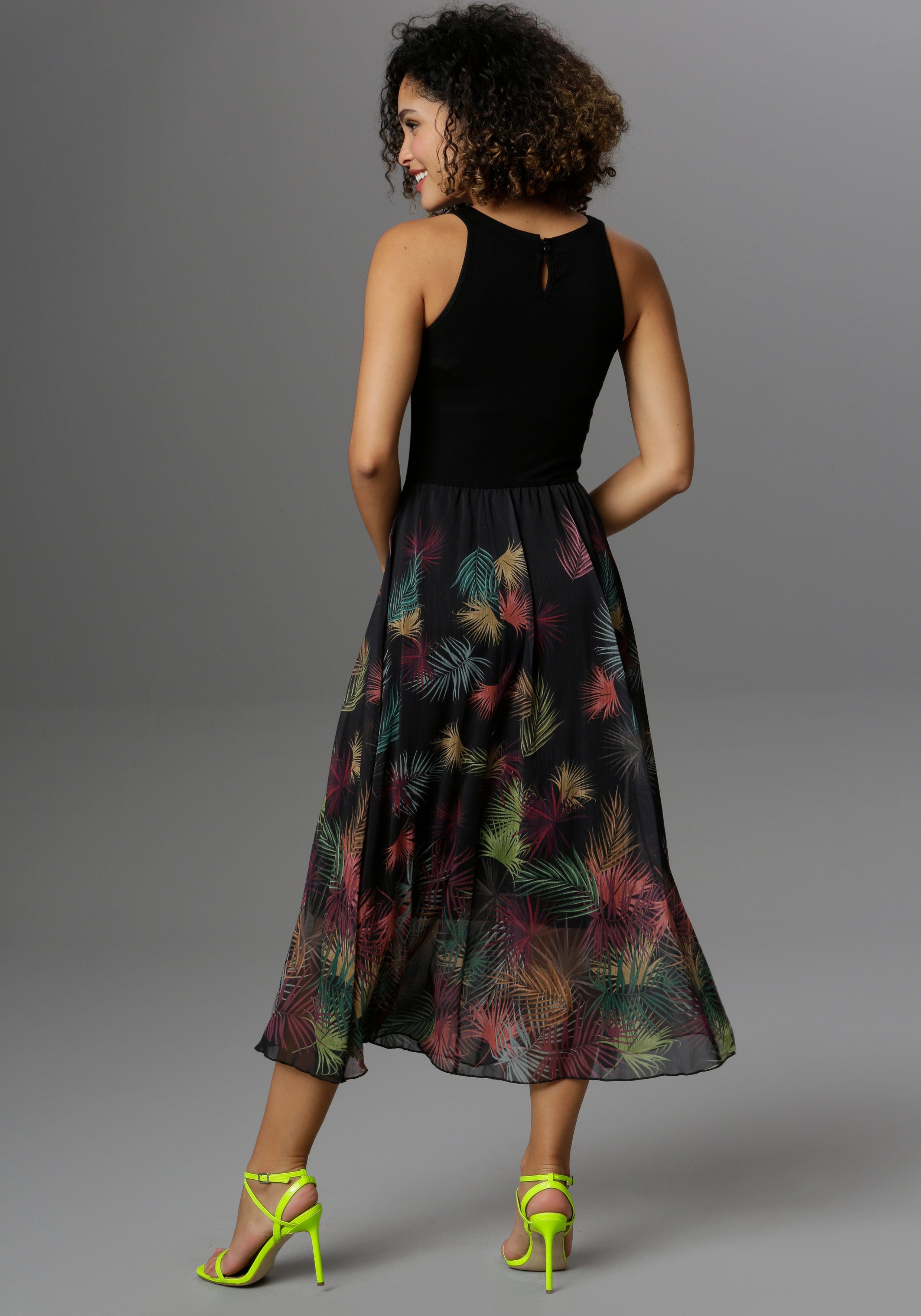 Aniston SELECTED Sommerkleid mit Blätterdruck buntem