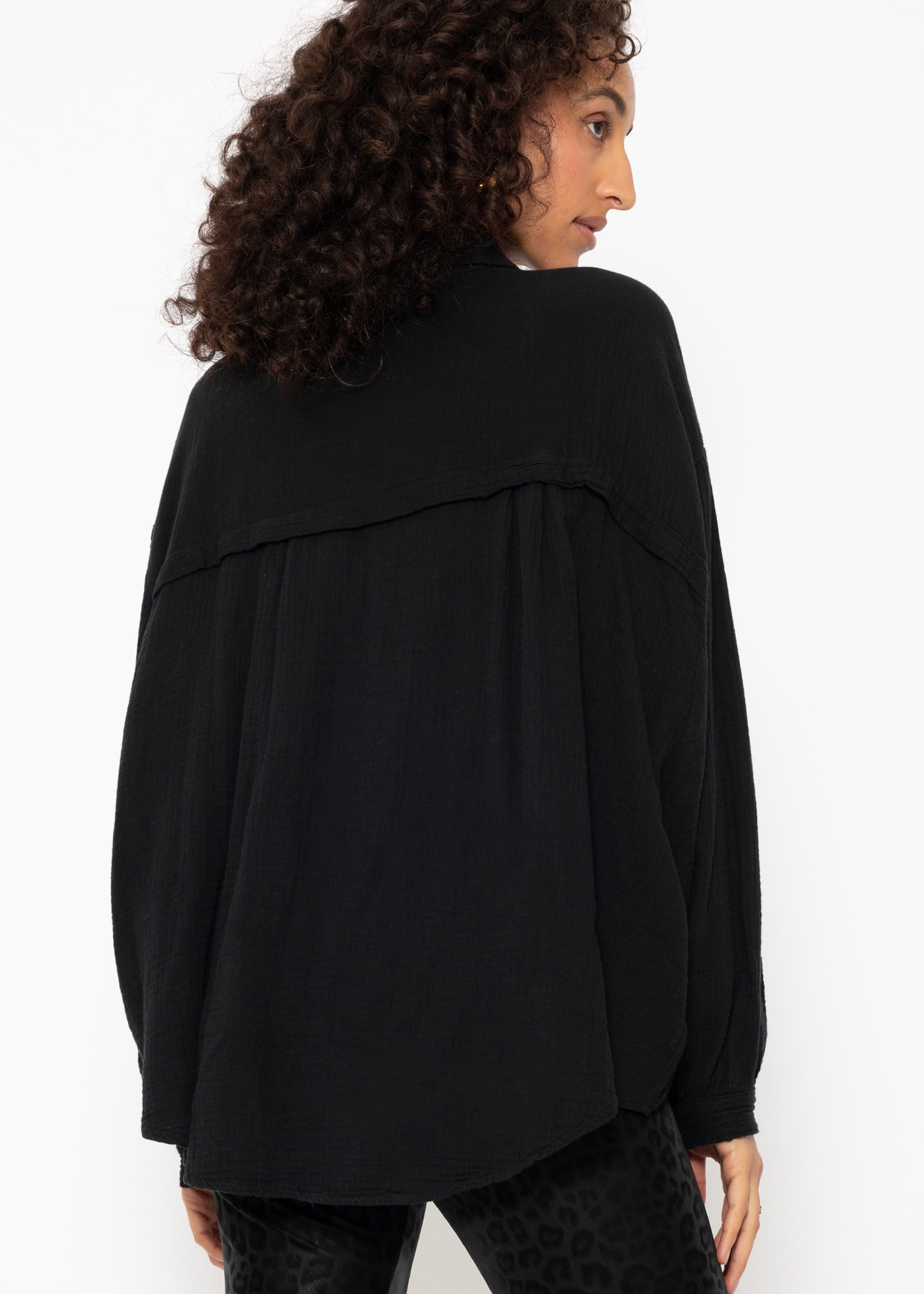SASSYCLASSY Longbluse Oversize Musselin Bluse Damen kurz Langarm Elegant Hemdbluse lang aus Baumwolle mit V-Ausschnitt, One Size (Gr. 36-48) – Bild 5 von 5