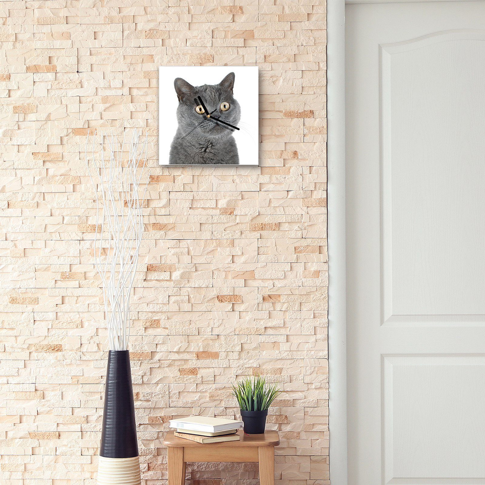 Primedeco Wanduhr mit Katze Größe Wanduhr 30 Motiv cm Wandkunst Glasuhr 30 x Erschreckte
