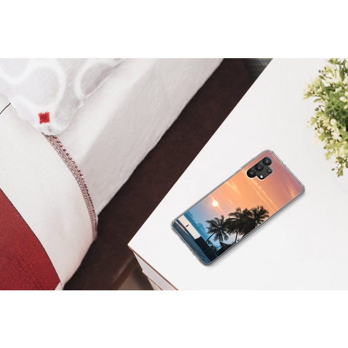 MuchoWow Handyhülle Sonnenuntergang auf einer Insel mit den Silhouetten von Palmen Handyhülle Samsung Galaxy A32 5G Smartphone-Bumper Print Handy ZV11136