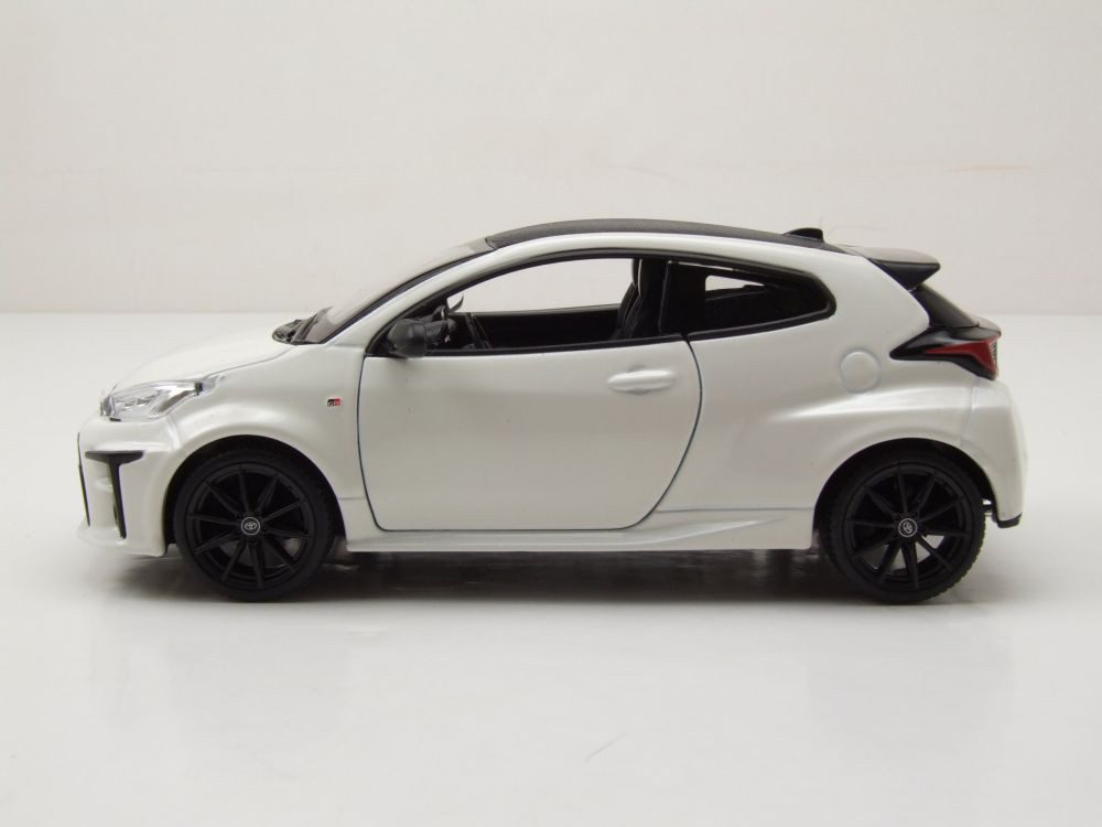 Maisto® Modellauto Toyota Yaris 2021 weiß, Maßstab 1:24