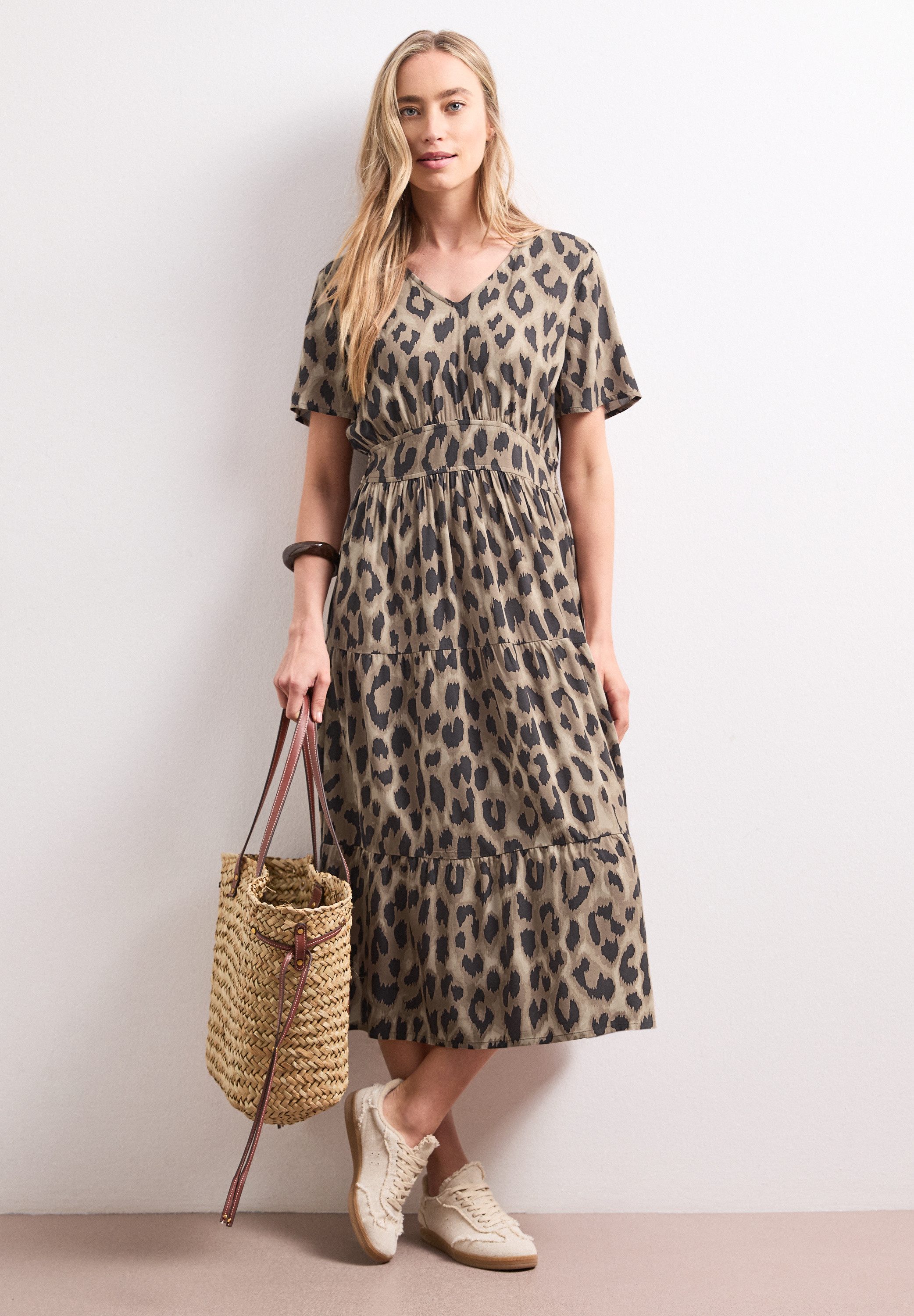 STREET ONE Midikleid Sommerkleid mit Print und Smok-Detail/Floralem Muster