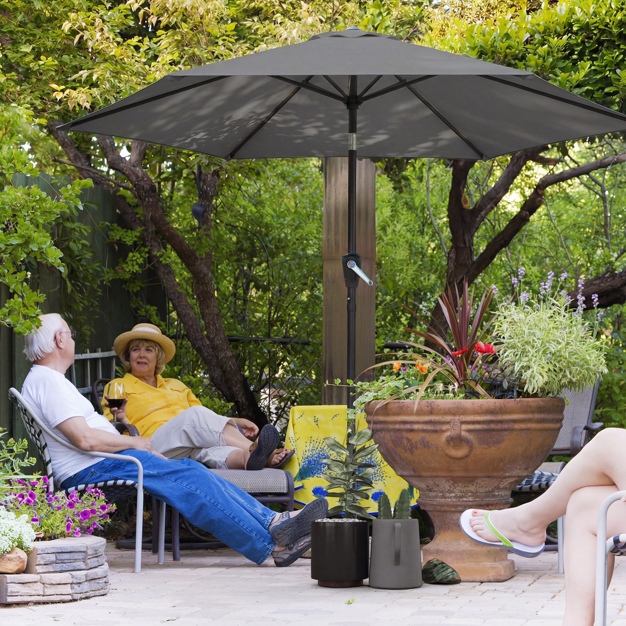 Outsunny Sonnenschirm mit Kurbel, LxB: 270x270 cm, Balkonschirm, Gartenschirm, für Garten Balkon Terrasse Dunkelgrau