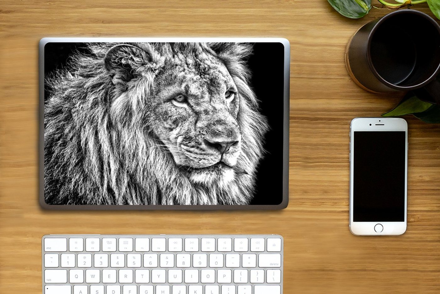 Thumbnail - MuchoWow Laptop-Aufkleber Porträt - Löwe - Schwarz und weiß, (1tlg), Laptop Folien Cover, Aufkleber, Sticker, Schutz vor...