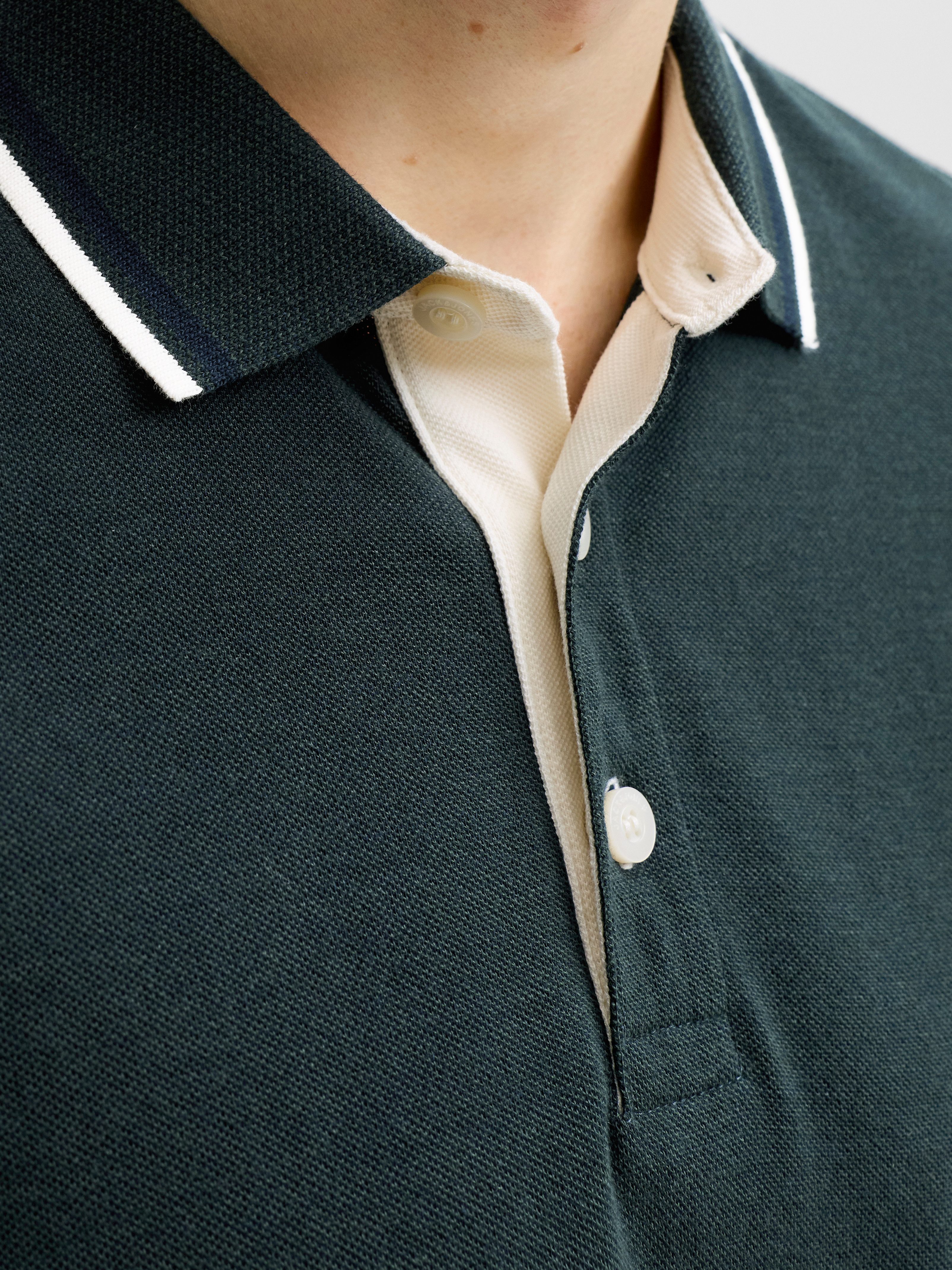 Jack & Jones Poloshirt JJEPAULOS Poloshirt mit klassischem Kragen und figurbetonter Form Logostickerei, modisch, schmal, Baumwolle, Polokragen