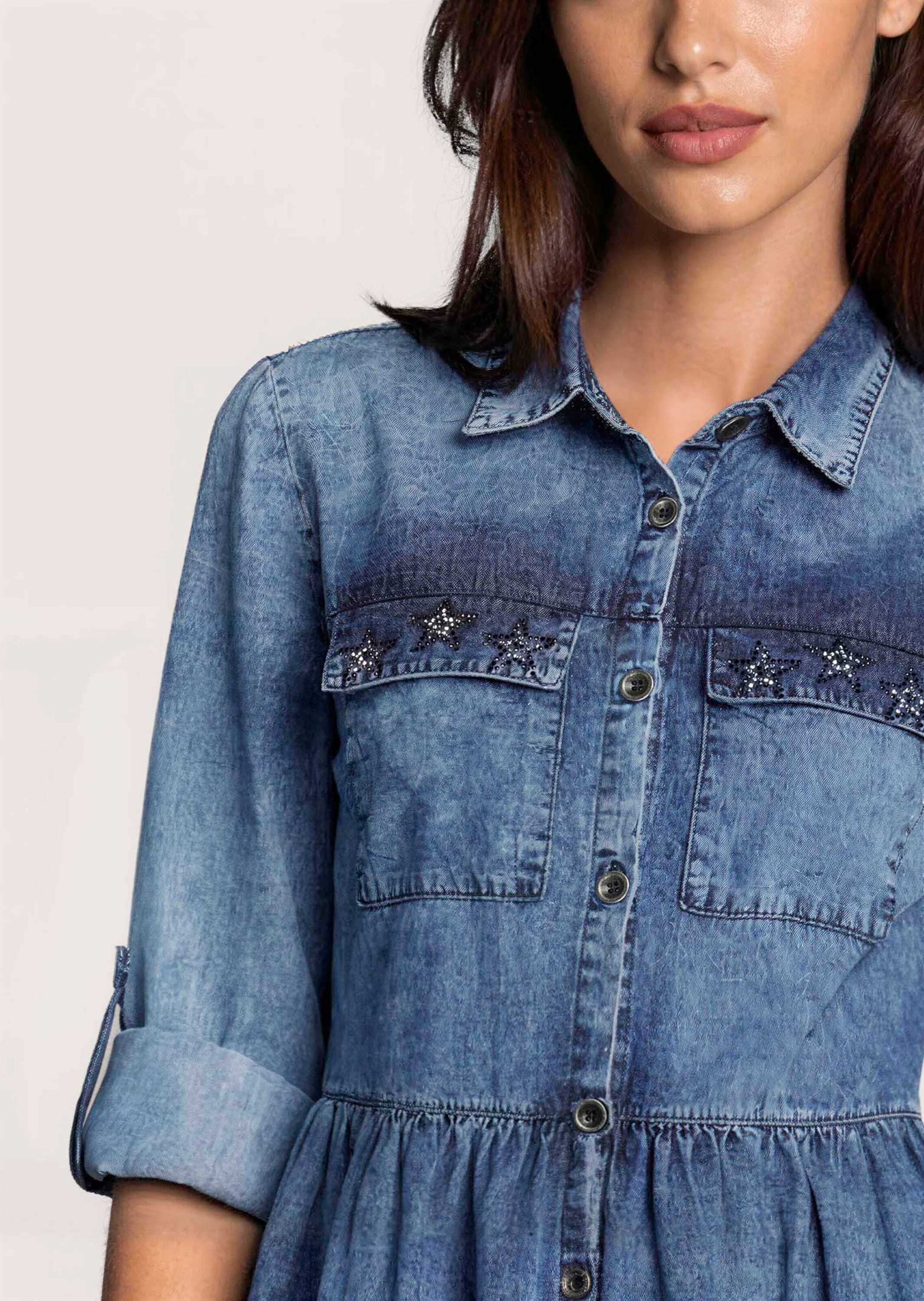 MADELEINE Midikleid Jeanskleid mit Stufenrock Hemdblusenkragen, Brusttaschen mit Ziersteinen & Krempelärmel – Bild 4 von 5