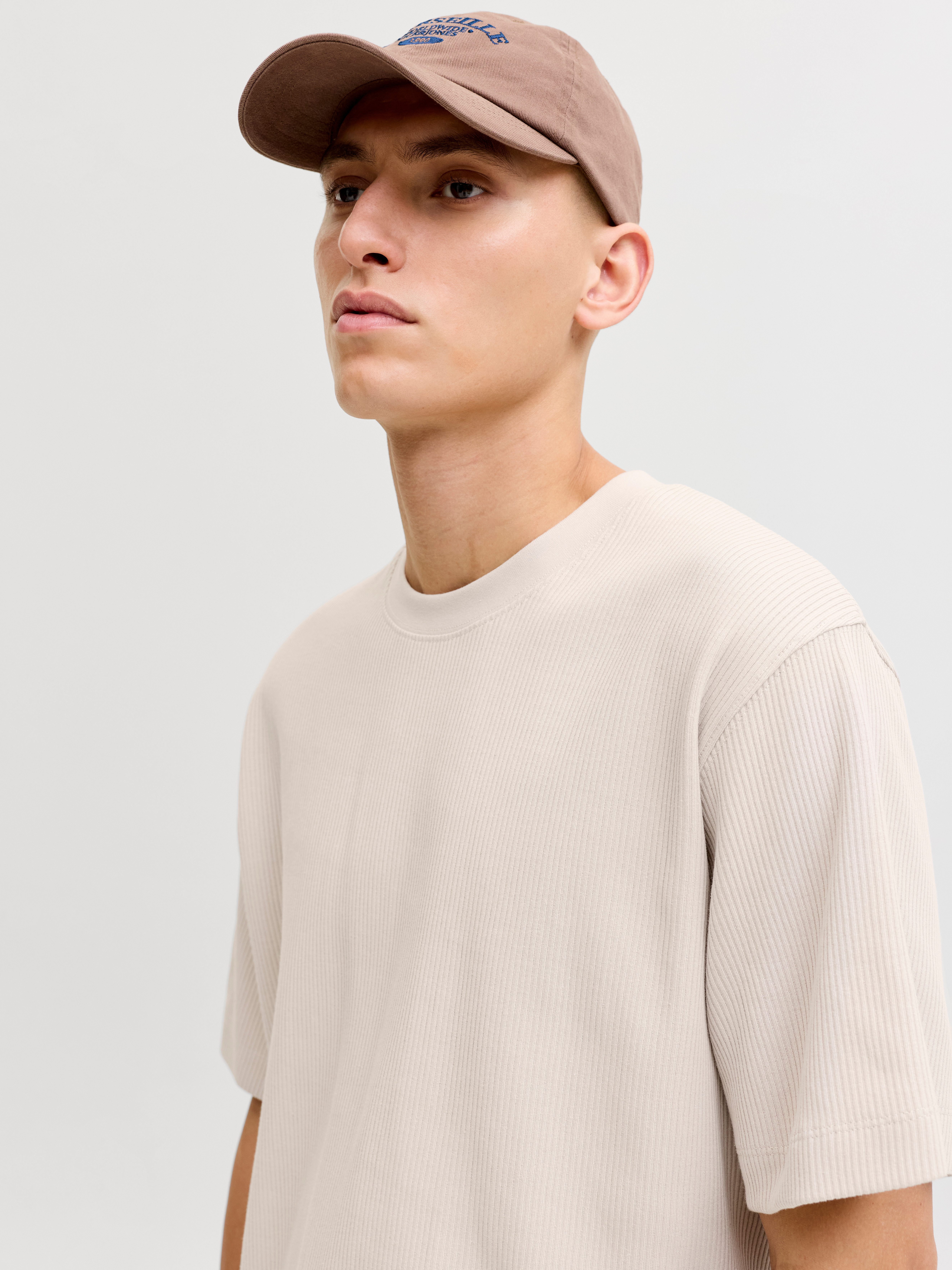 Jack & Jones Rundhalsshirt JJEHARRISON STRUCTURE TEE SS O-NECK LN mit Rundhalsusschnitt