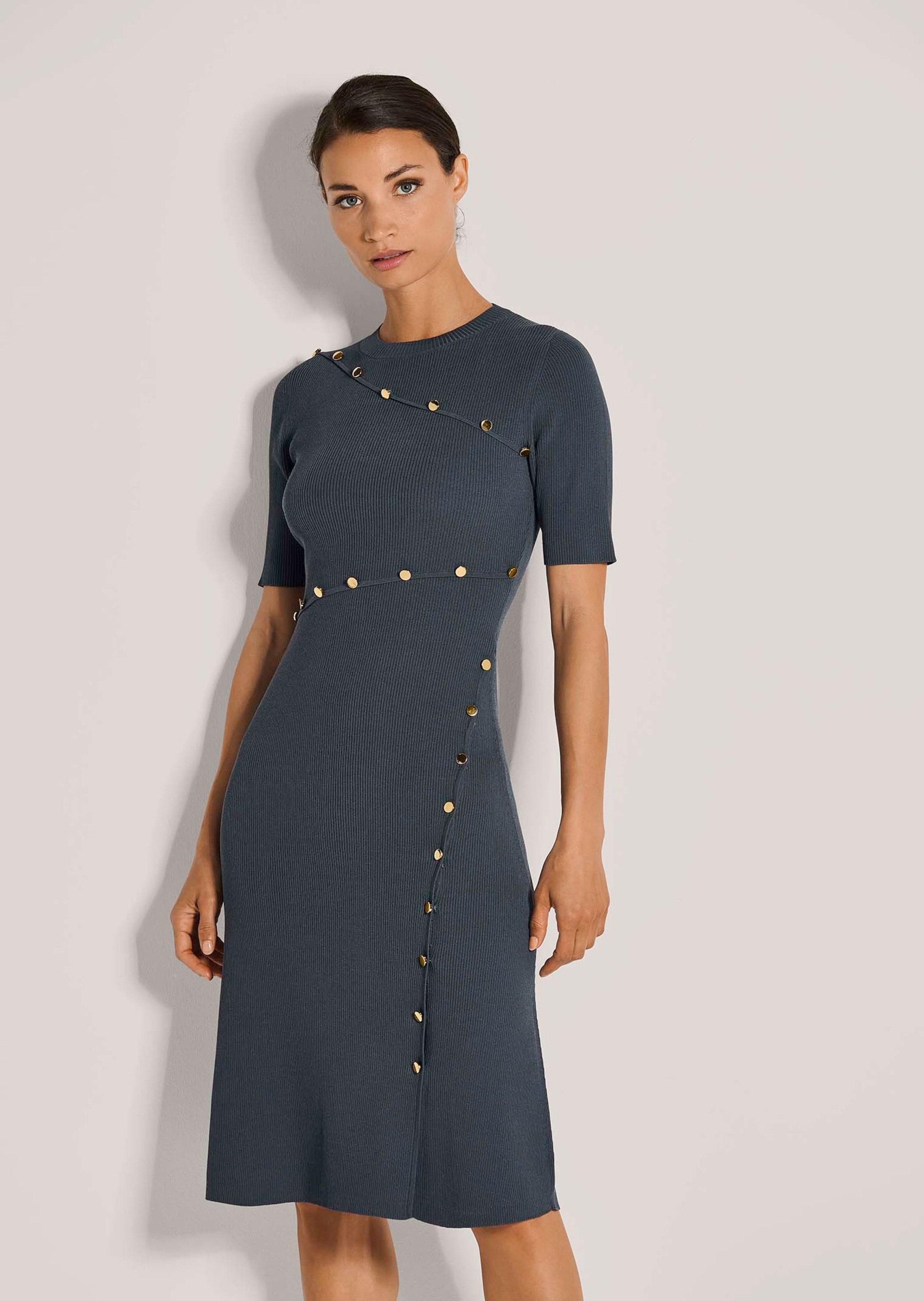 MADELEINE Strickkleid Elegantes Kleid mit Zierknöpfen Kleid mit Rundhalsausschnitt, knieumspielende Длина, halblange Ärmel