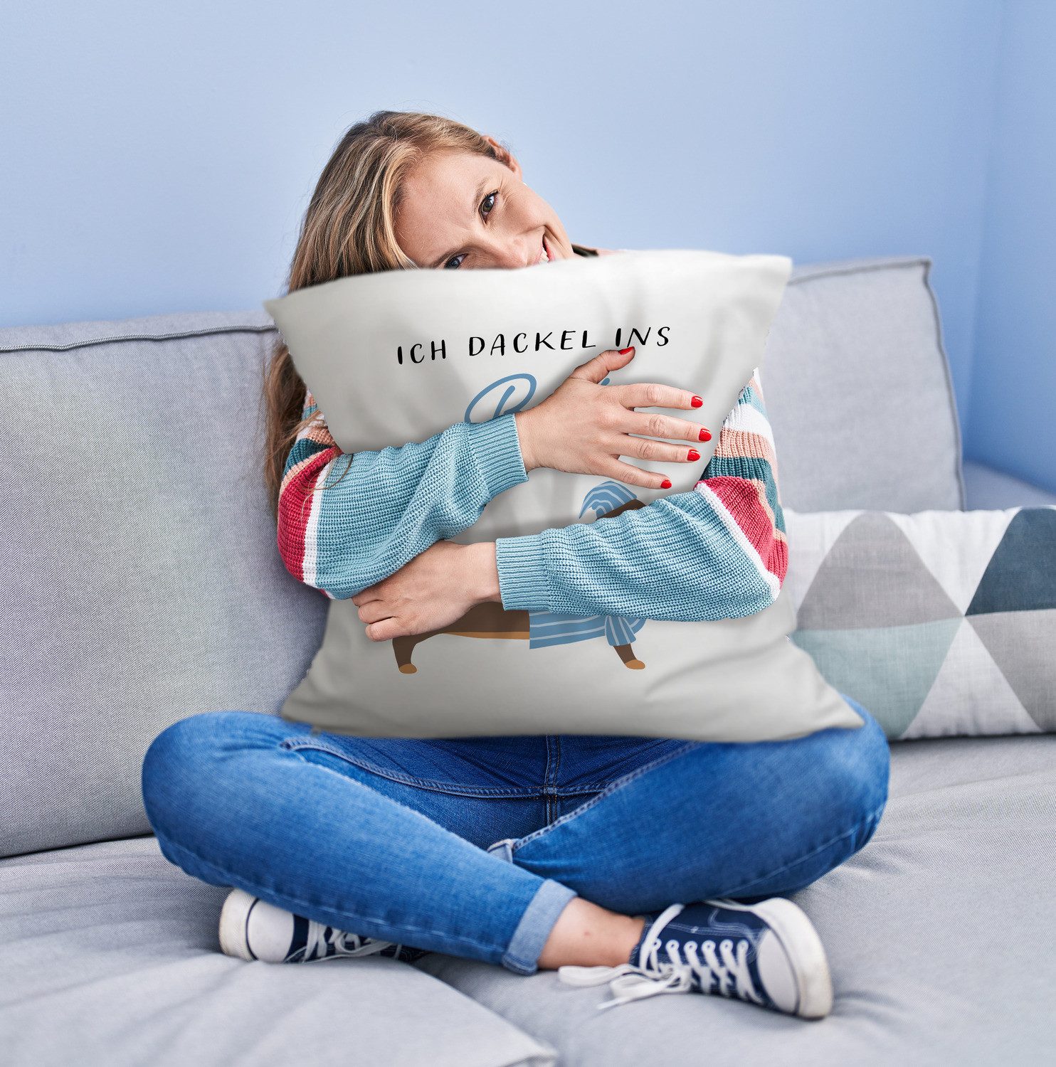 speecheese Dekokissen Dackel mit Pyjama Kuschelkissen mit Spruch Ich dackel ins Bett – Bild 2 von 2