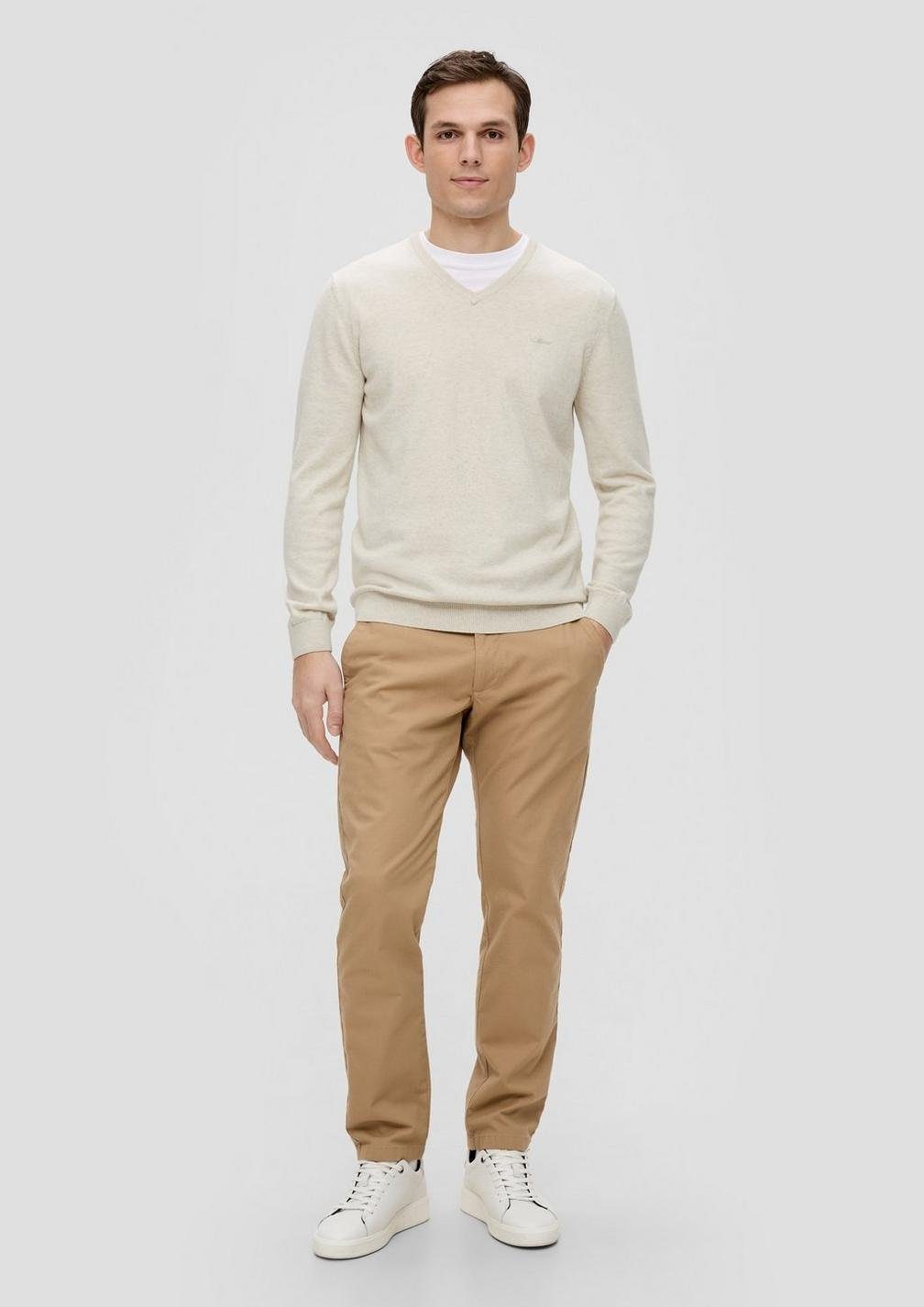 s.Oliver V-Ausschnitt-Pullover Casual (1-tlg) mit V-Ausschnitt und Logo-Stickerei, Feinstrick – Bild 4 von 5