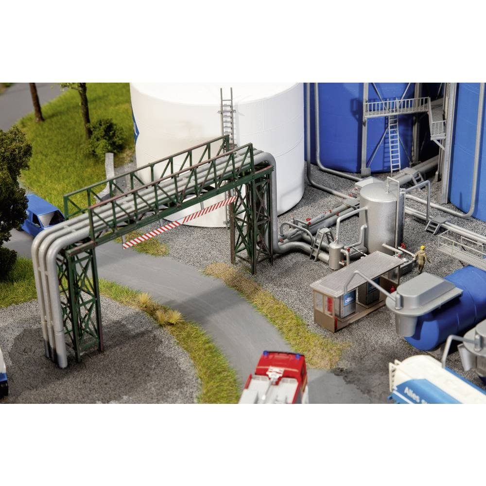 Modelleisenbahn-Gebäude H0 Rohrleitung mit Abfüllanlage