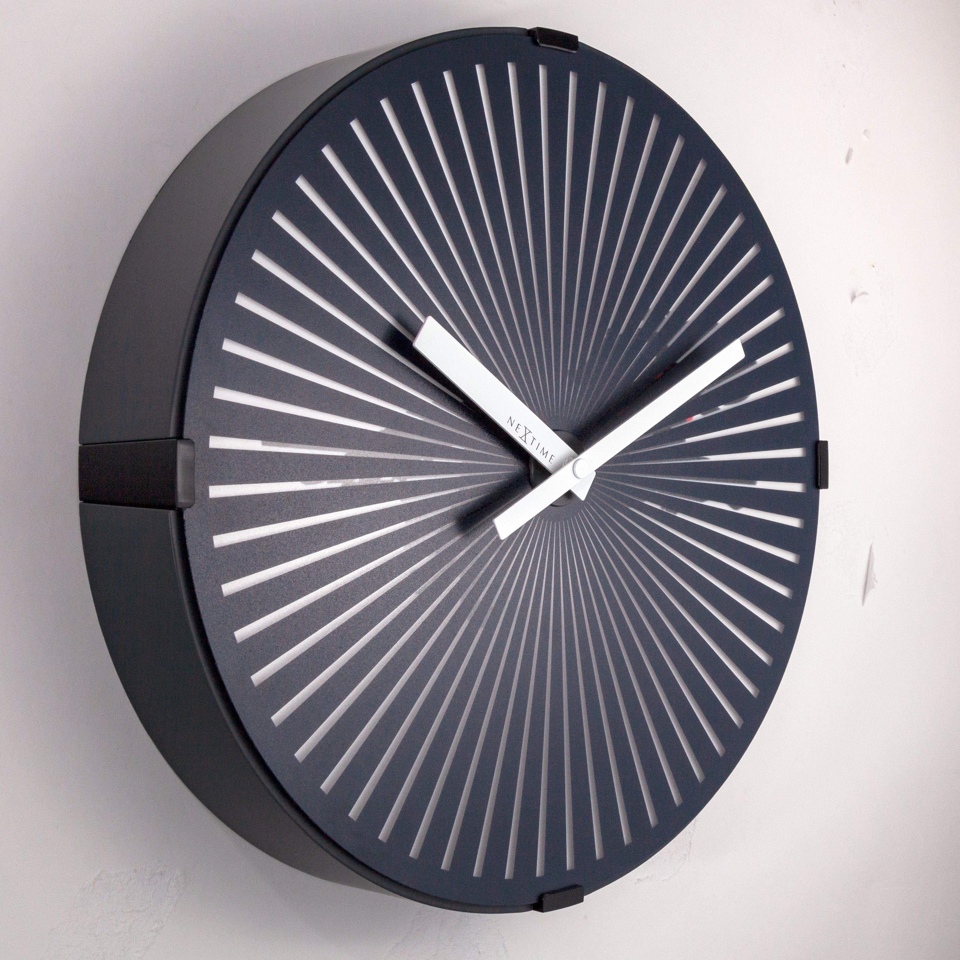 NEXTIME Wanduhr 3257 (Bewegungsuhr zeigt laufenden Hund)