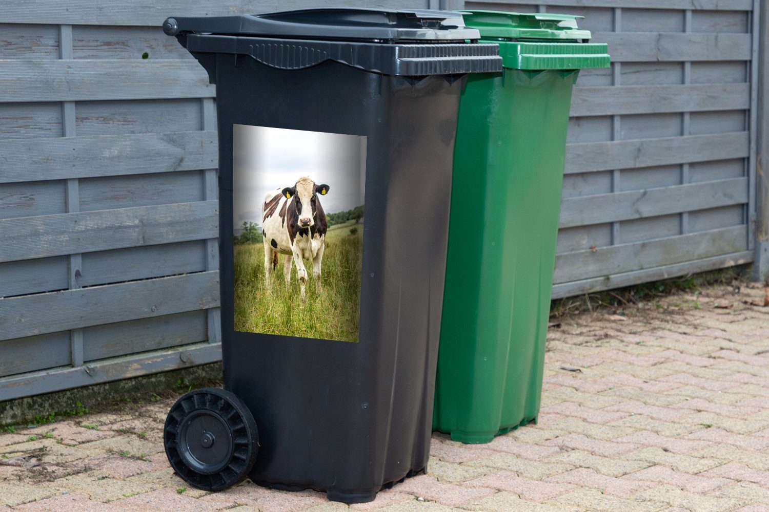 - Sticker, MuchoWow Gras Kuh - Schwarz Mülltonne, - Weiß Wandsticker (1 St), Container, Mülleimer-aufkleber, Abfalbehälter