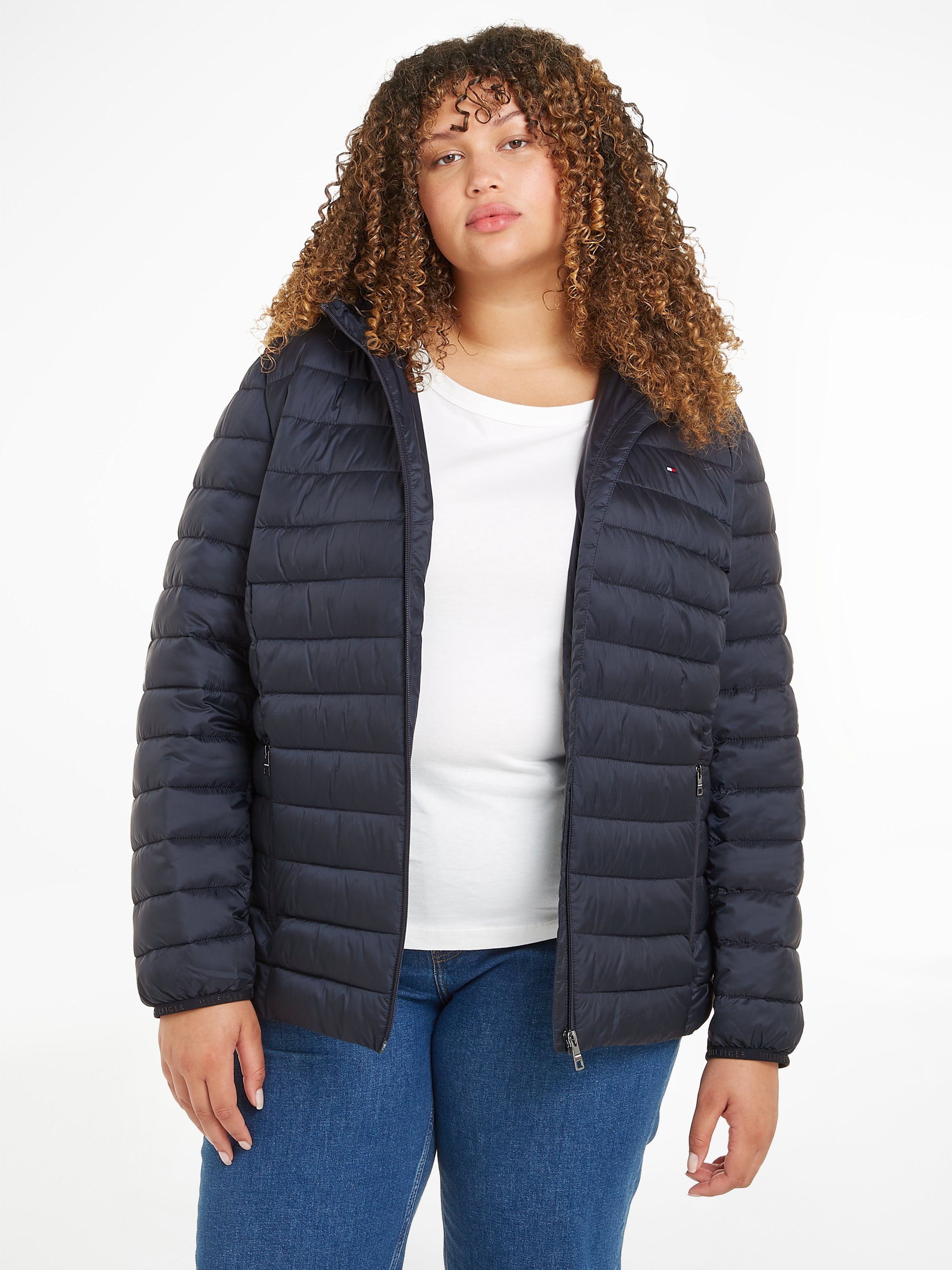 Tommy Hilfiger Curve Steppjacke CRV LW PADDED GLB STRIPE JACKET PLUS SIZE CURVE,mit Tommy Hilfiger Global Stripe an der Kapuze Desert_Sky | Übergangsjacken